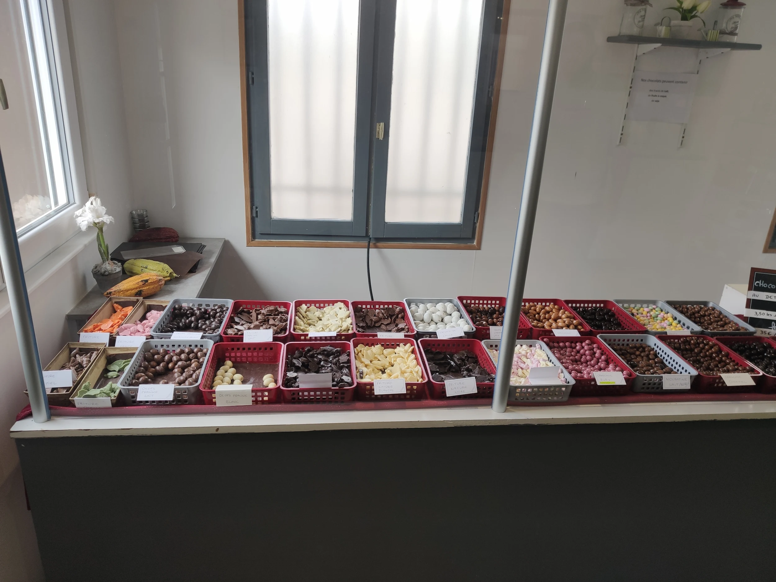 Vitrine de chocolats avant rénovation de l’espace de vente Val Janon.