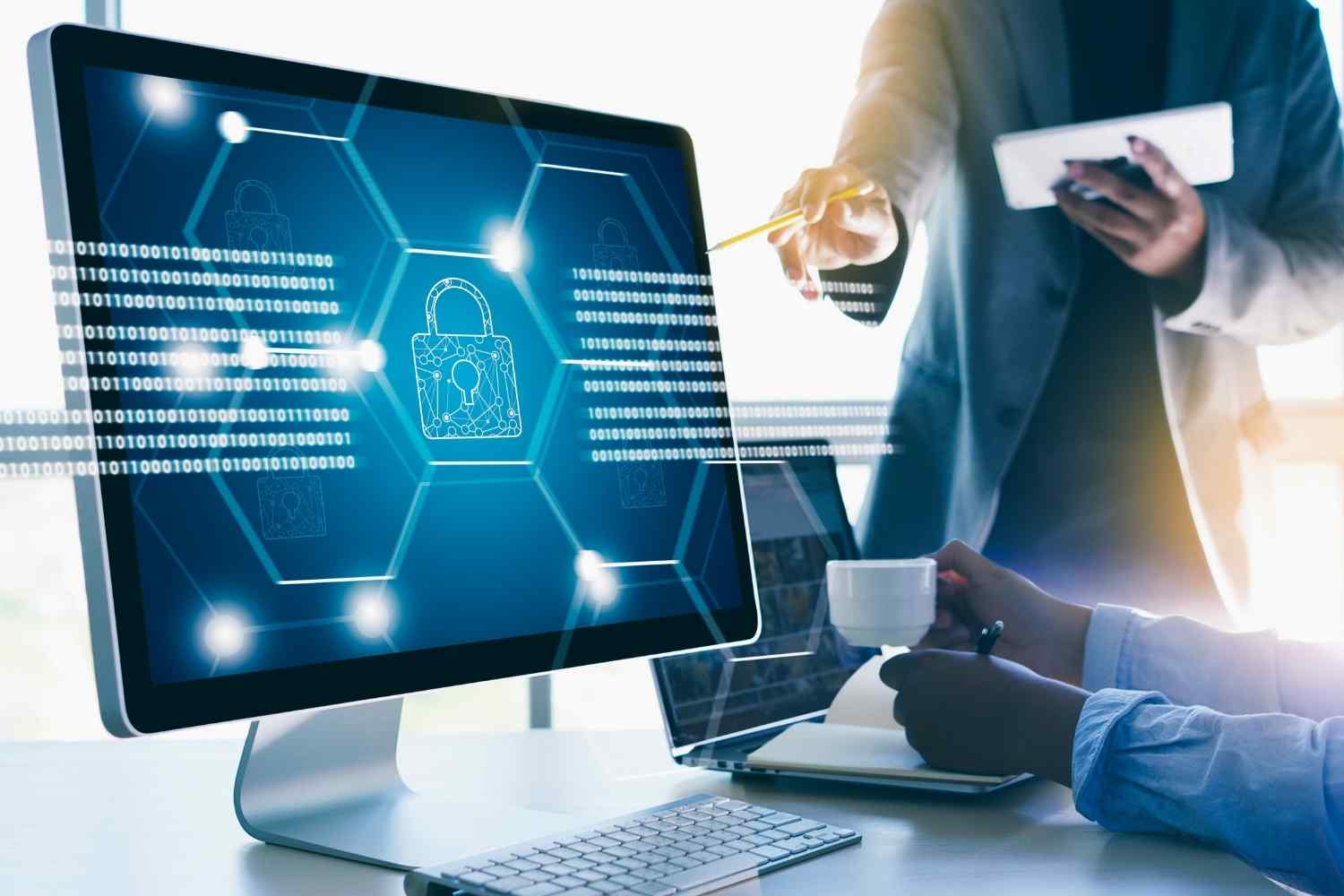 Cyberweerbaar ondernemen: hoe je schade voorkomt én verzekerd bent tegen de gevolgen