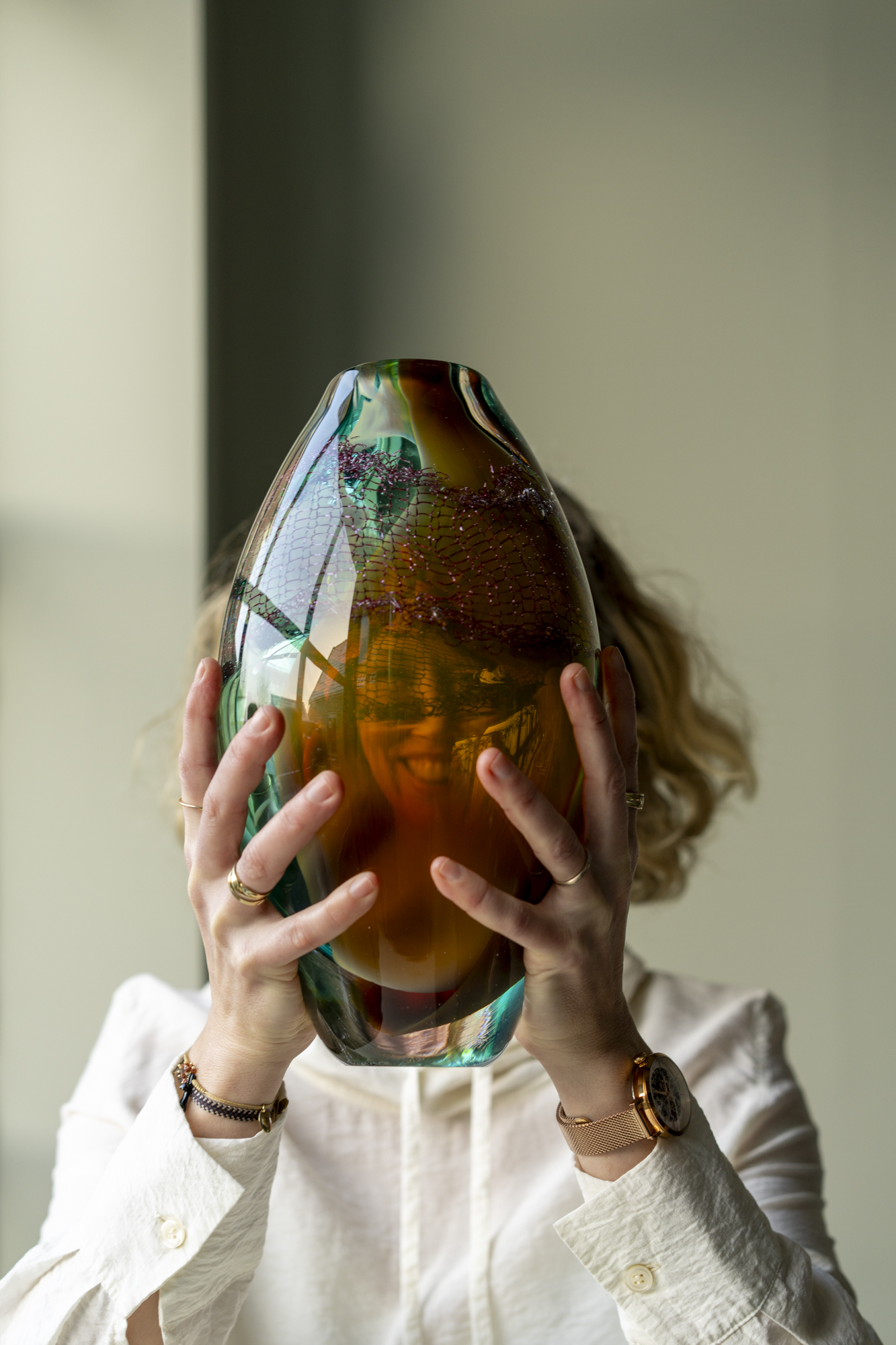 Foto van Francisca Snel die een glasobject van Glashelder vasthoudt. De foto is gemaakt door Annemarie Hoogwoudt.