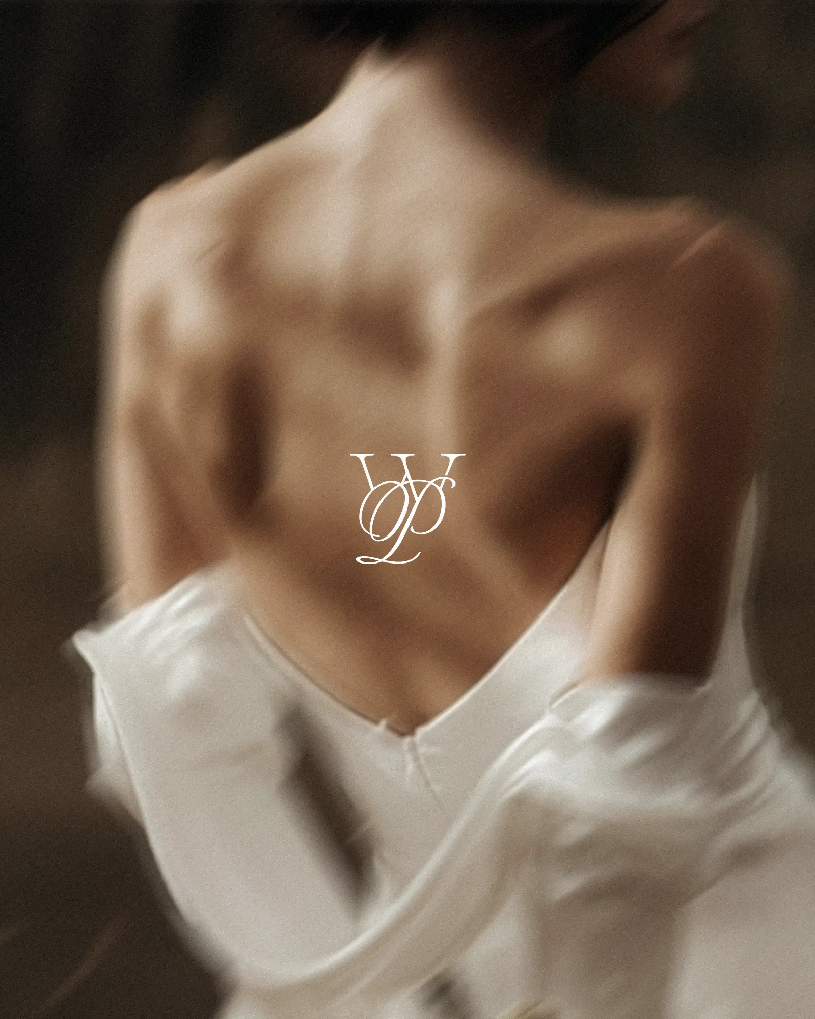 Eleganckie logo agencji ślubnej na tle zdjęcia ślubnego