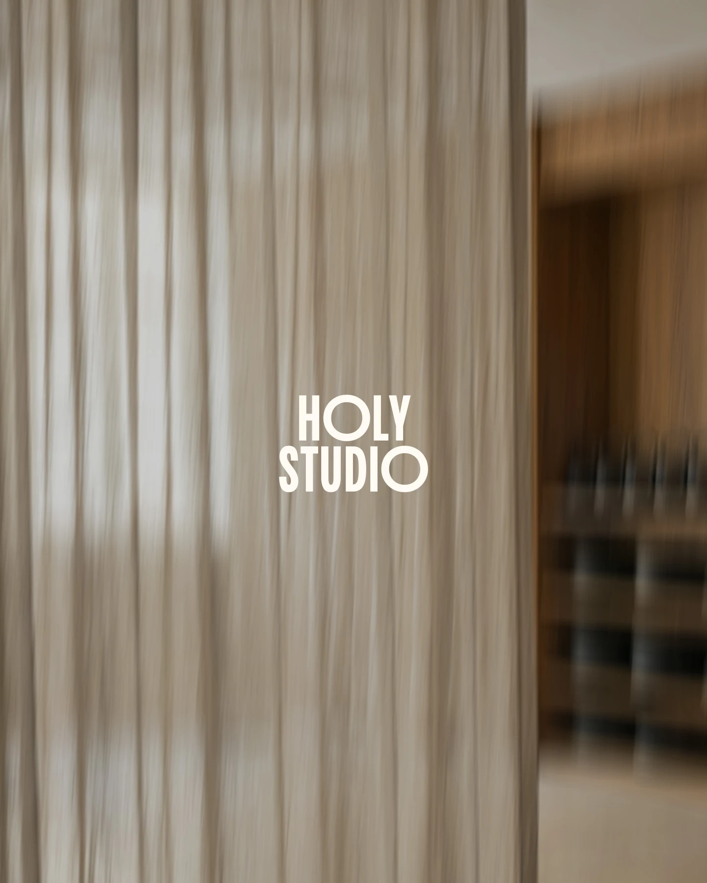 Logo we wnetrzu studio fitness