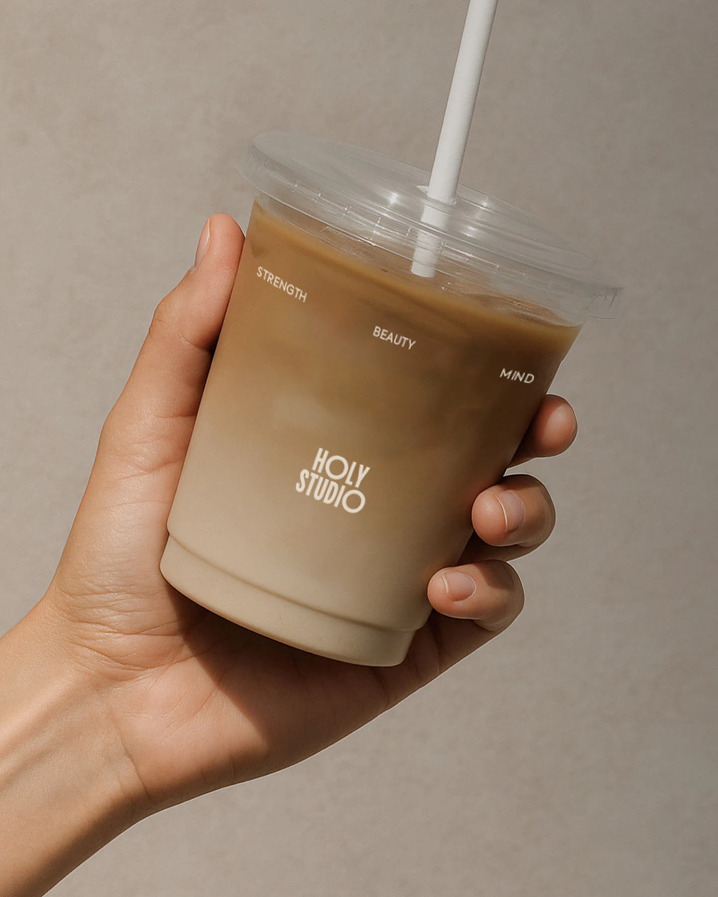 Kubek z kawa i logo Holy Studio.