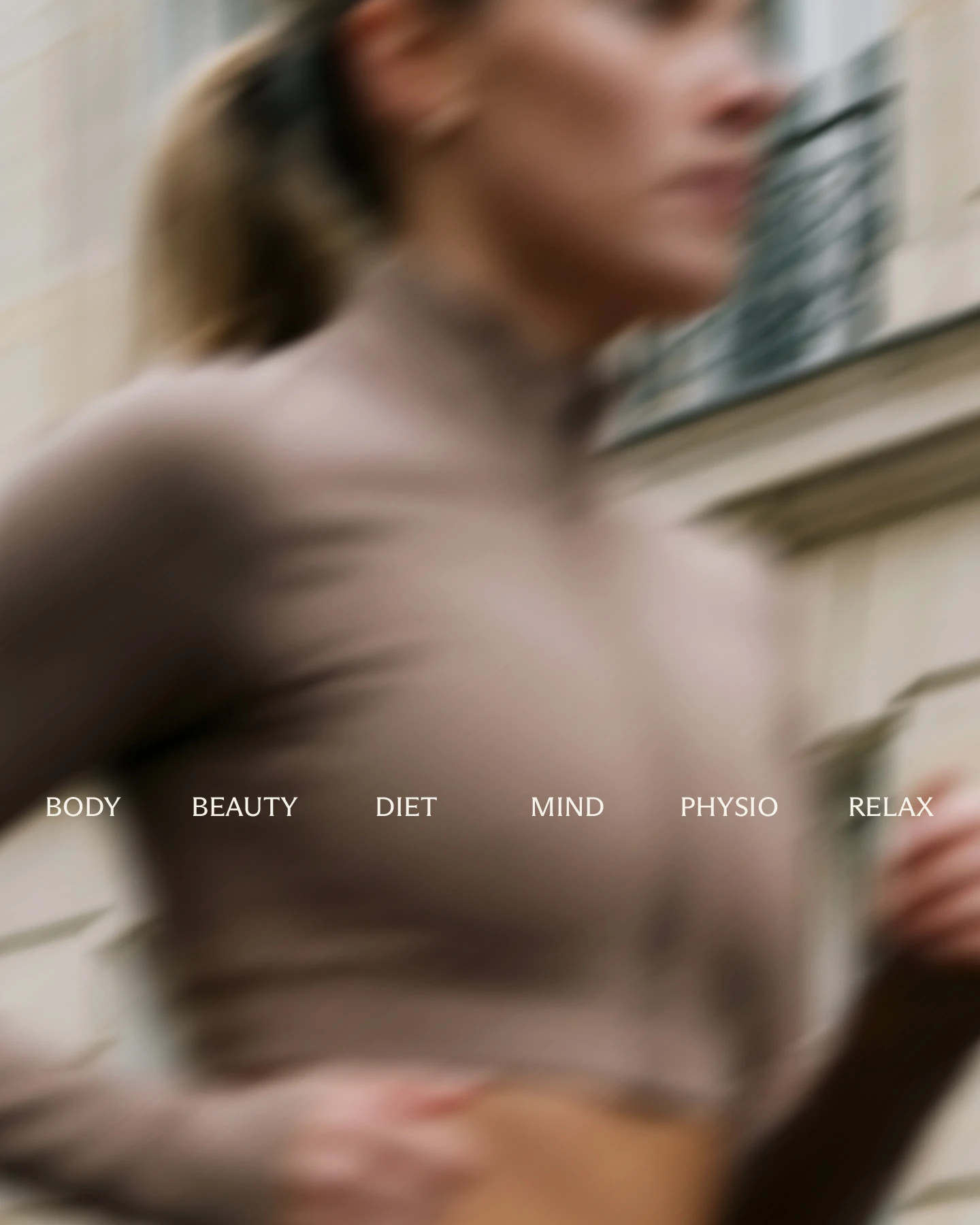 Sportowe zdjęcie kobiety biegającej na tle budynku