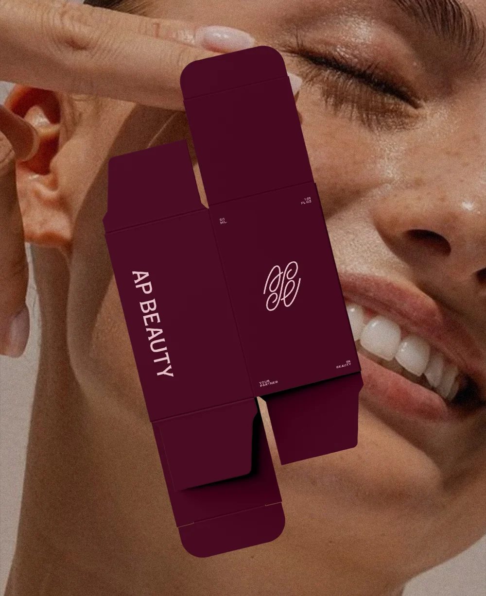 Zbliżenie na uśmiechniętą kobietę z zamkniętymi oczami i opakowanie kosmetyku AP Beauty.