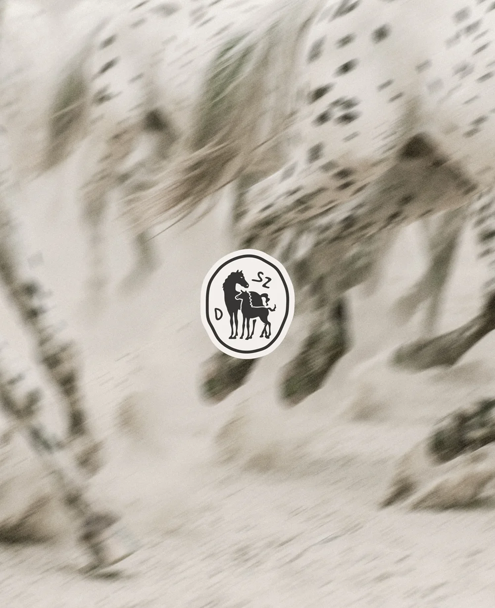 Logo Hodowli koni na tle zdjęcia koni