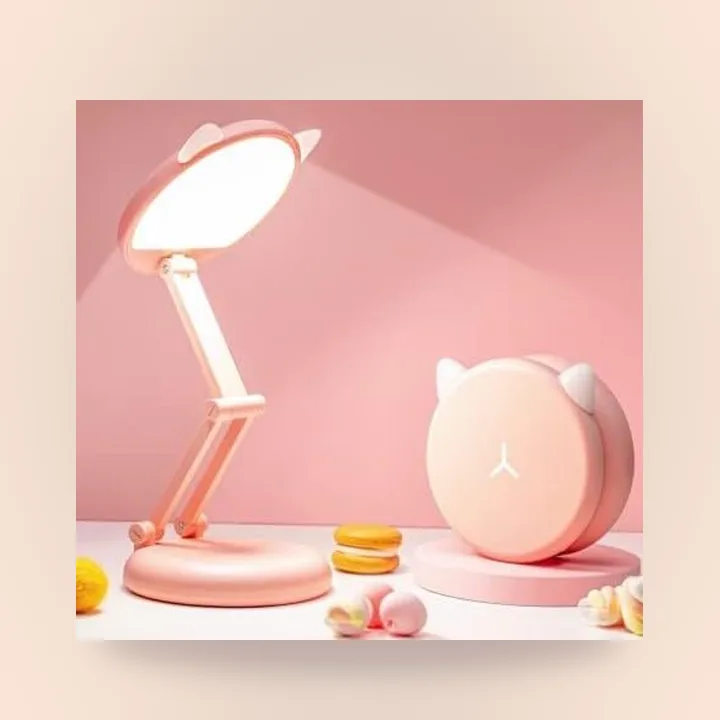 Pink cat-shaped desk lamp