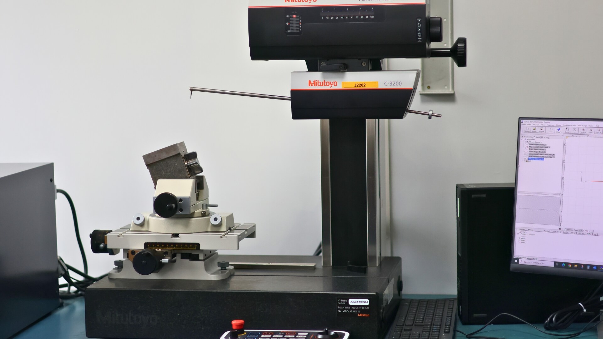 Contourographe industriel utilisé pour le contrôle précis de la forme et de la surface des pièces.