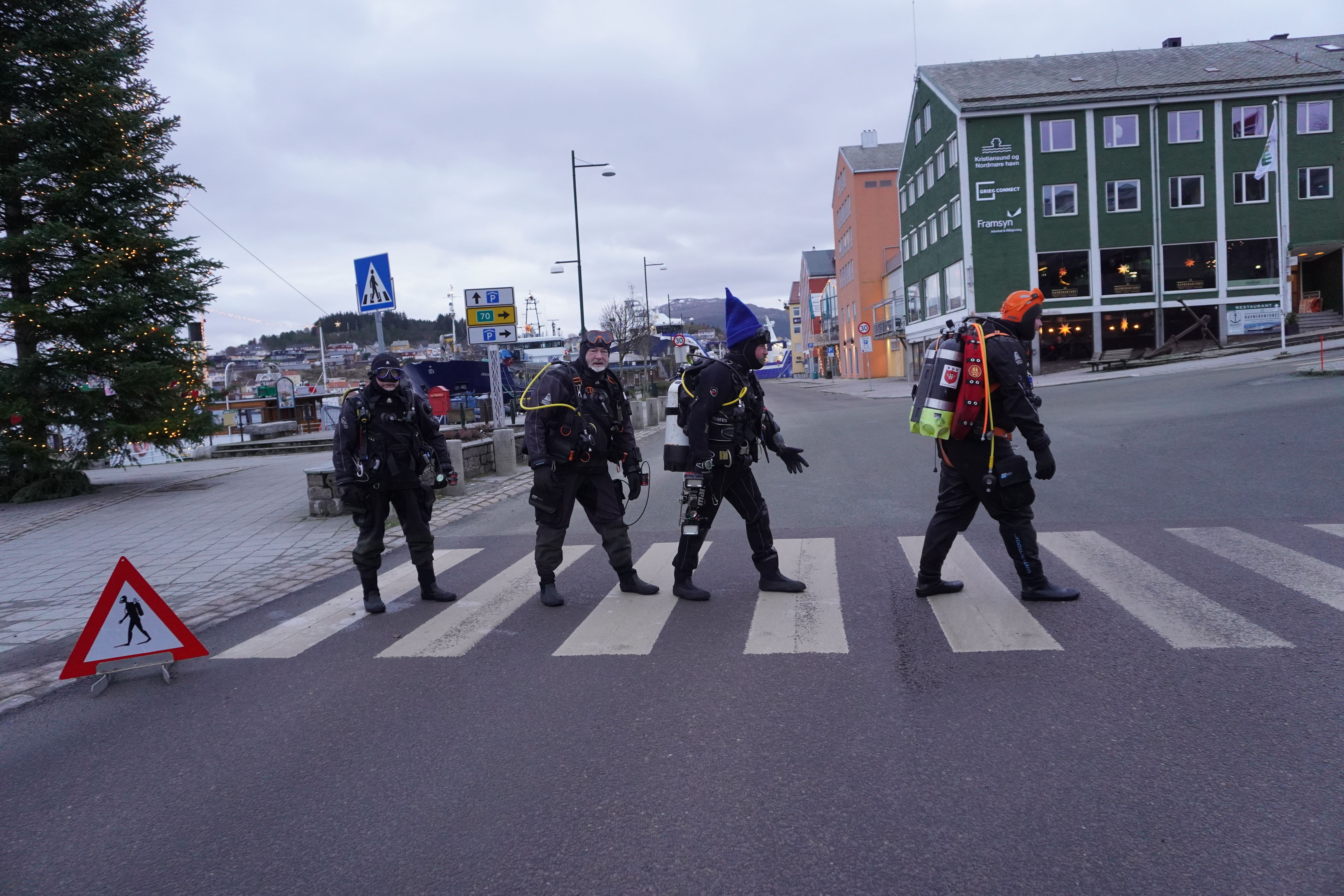 60-års jubilanten KDK med ikonisk bilde på det tradisjonsrike første juledags dykk