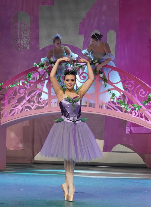 Julia danser, synger og spiller på mange strenger