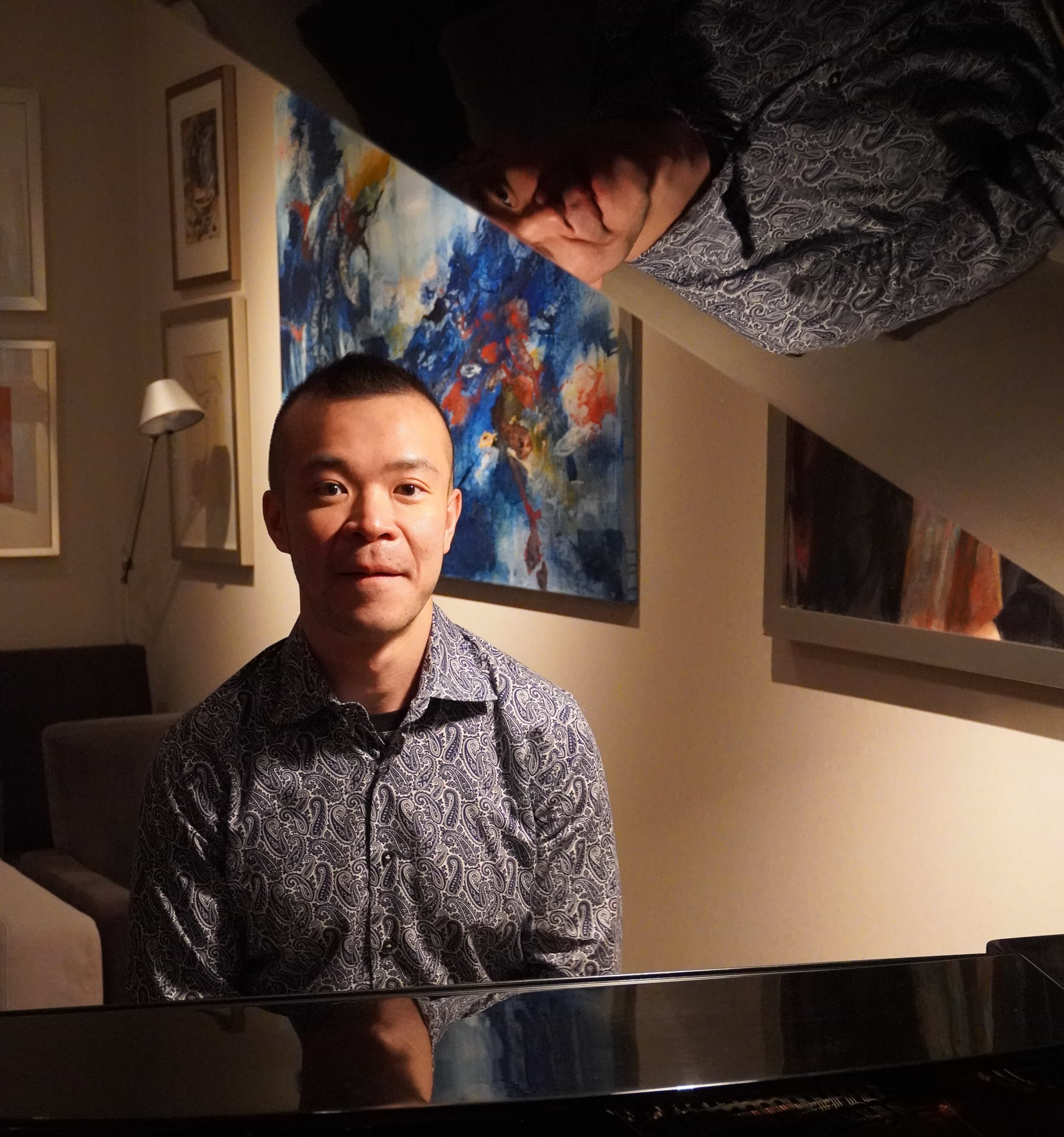 Elitepianisten Albert Lau i huskonsert – overrasket med nykomponert versjon av "Ut mot havet"