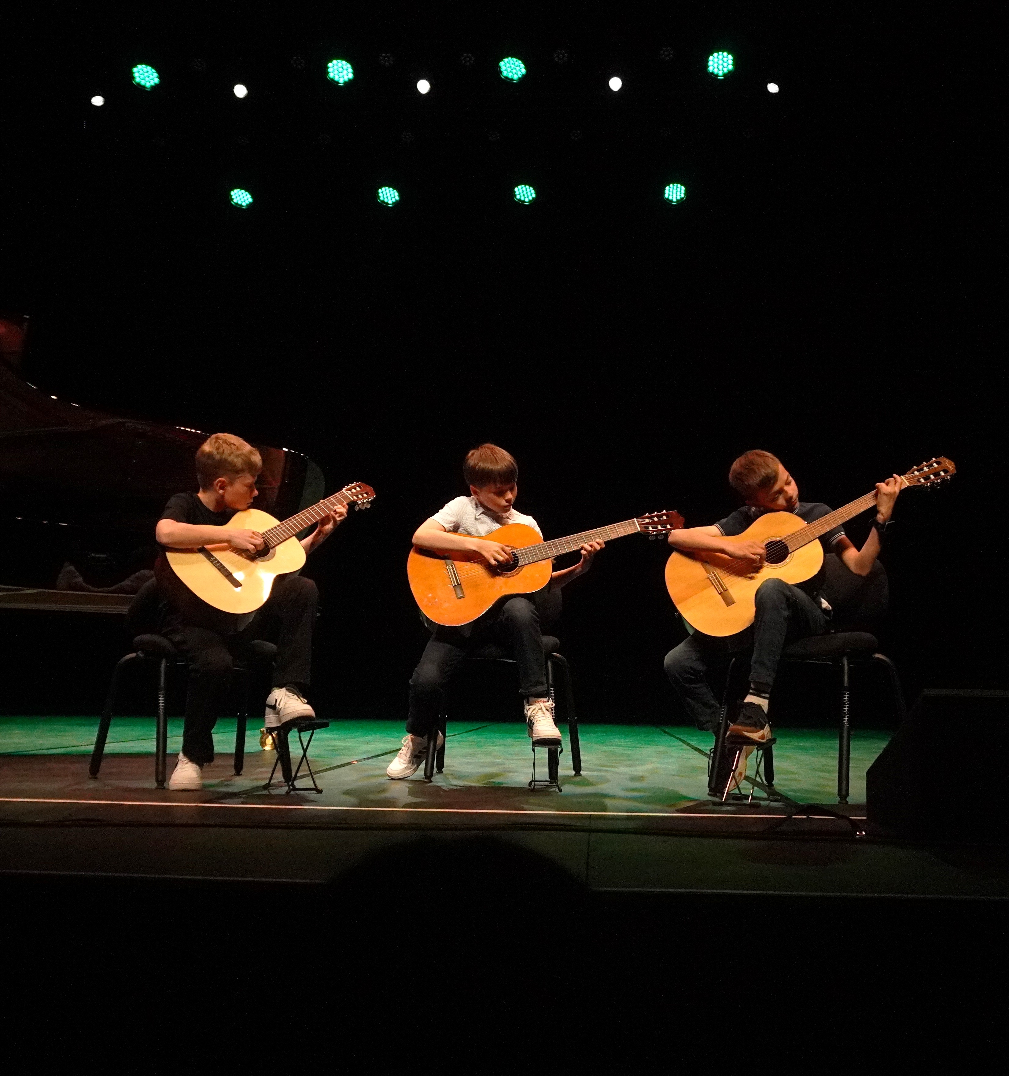 Sommerkonsert med flinke piano og gitar elever