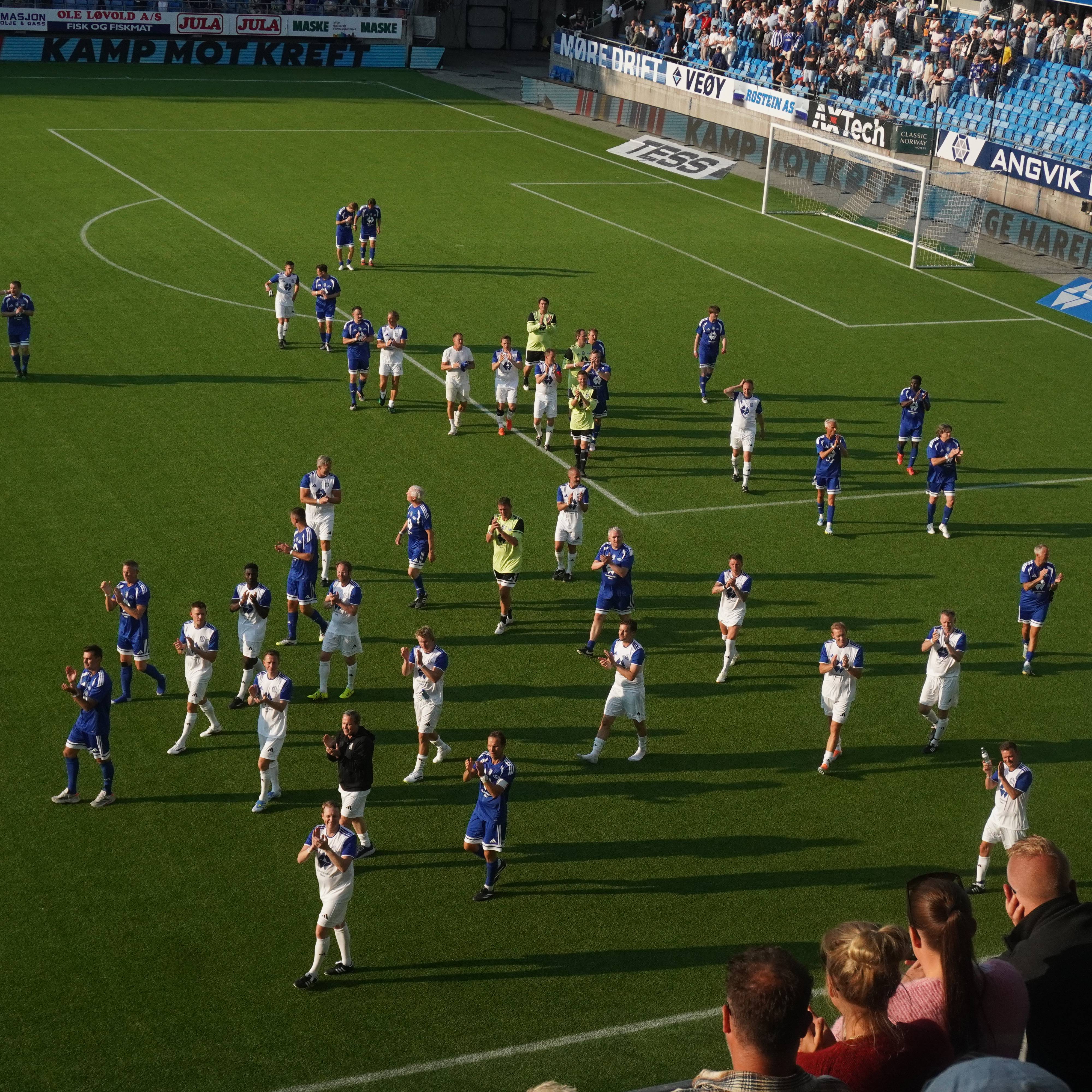 Et levd liv på grønt gress: Minnekonsert og hyllestkamp for Åge Hareide på Aker Stadion