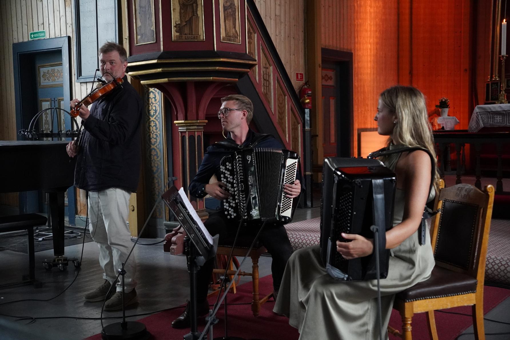 Folkemusikkens redefinering på Kvernes: En klang av belgkraft og fiolin