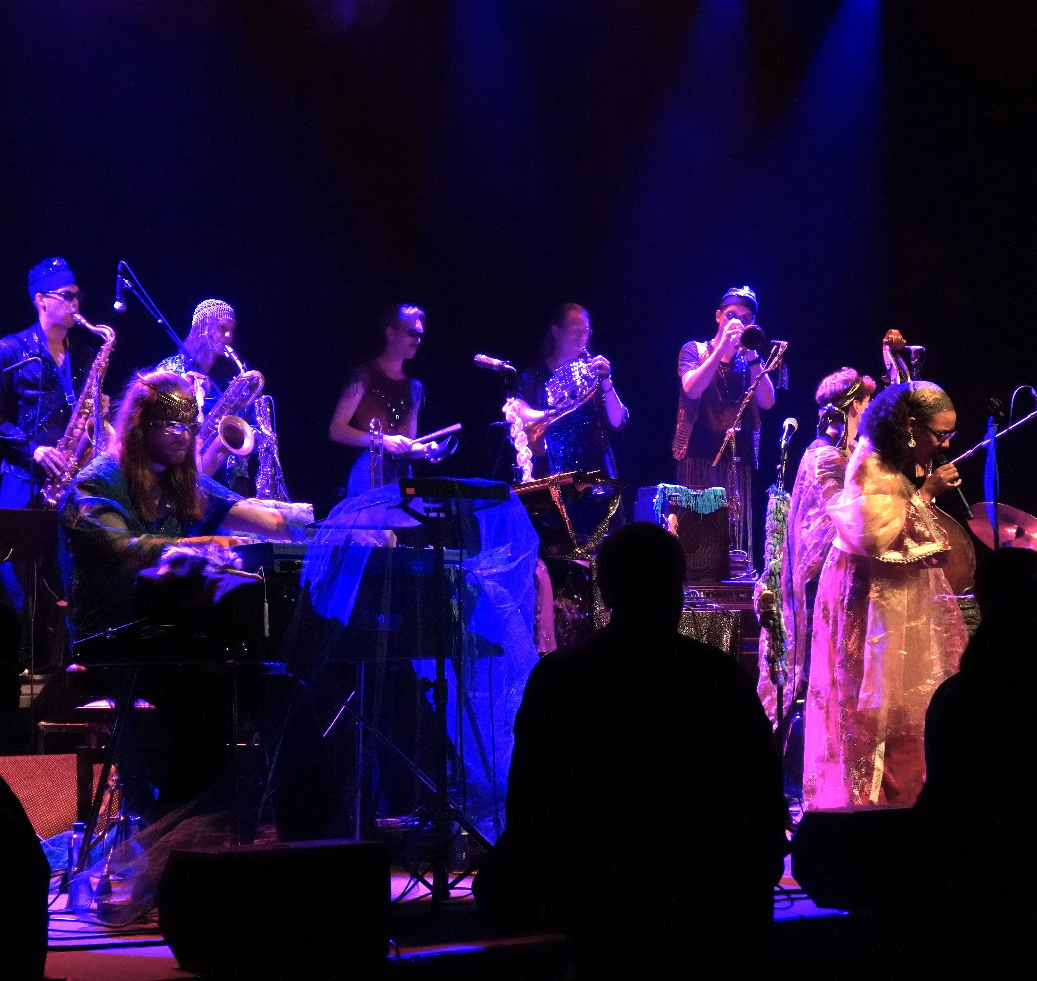 Cosmic Swing Orchestra forener tradisjon og samtidsdiagnose i Molde