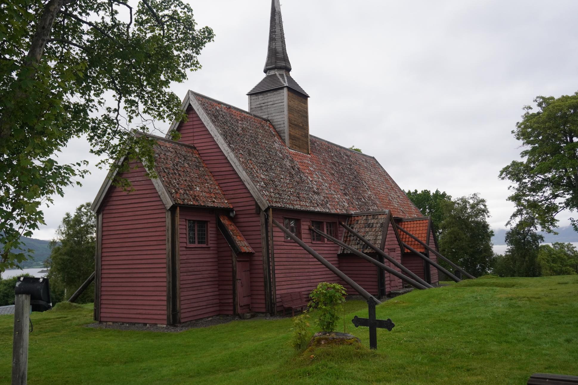 Hvor gammelt er kirkestedet på Kvernes?