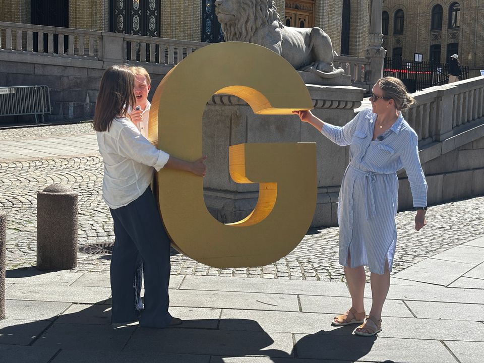 En halvannen meter høy G reiser gjennom landet