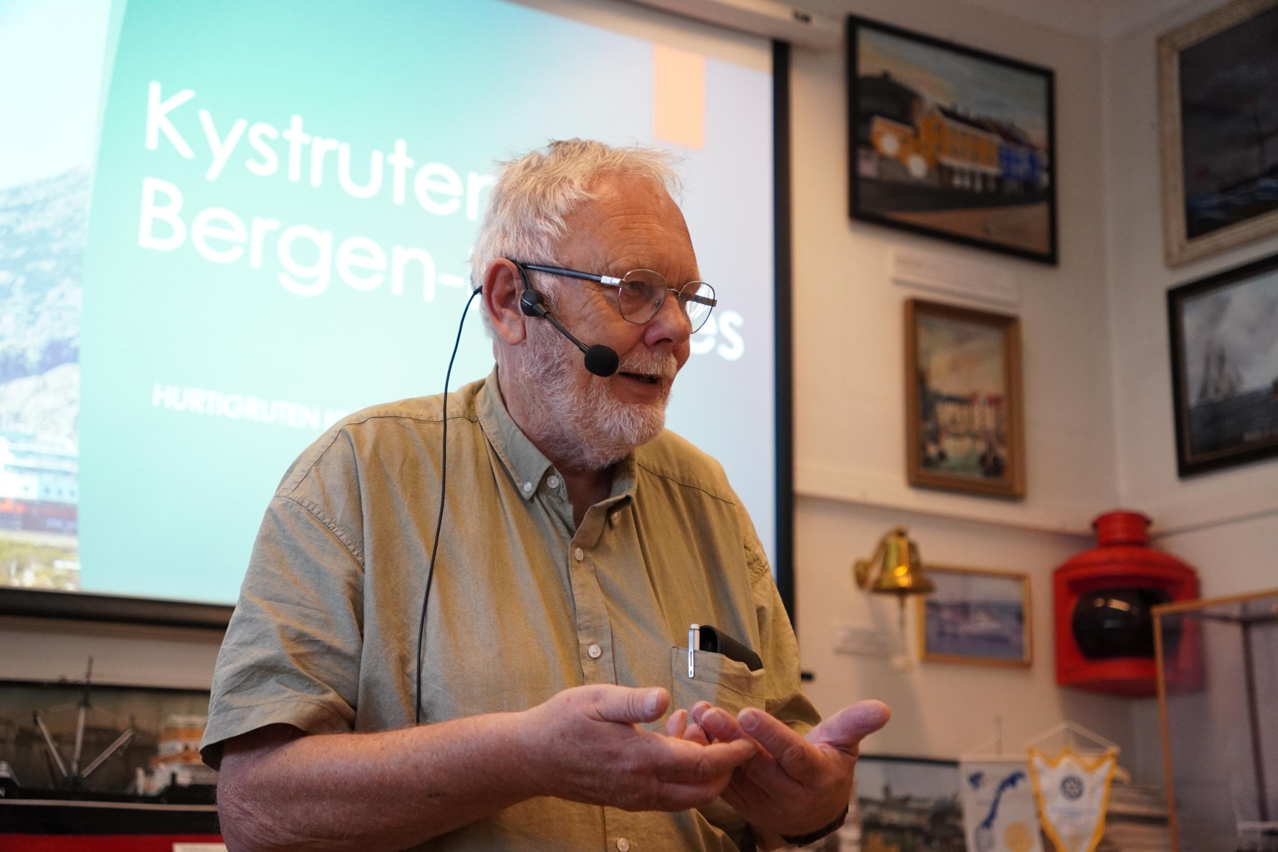 Hurtigruten i tjeneste– seksti år i endring og utvikling på Riksvei nummer 1
