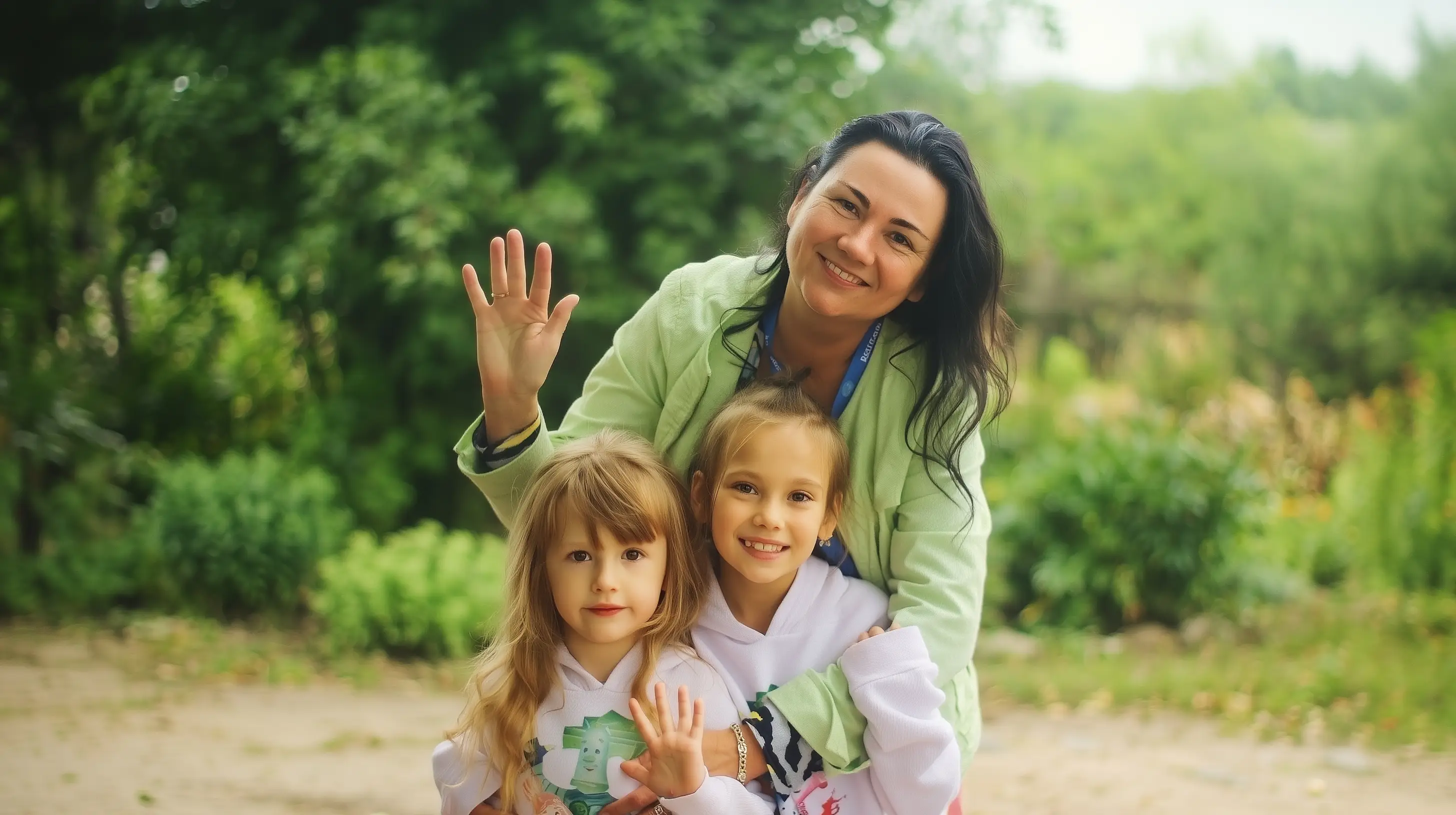 Співробітниця фонду поруч із дітьми, які отримують підтримку