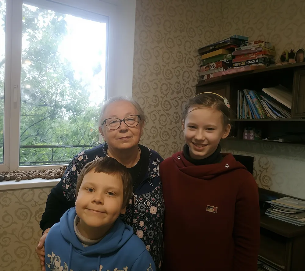 Бабуся з двома онуками вдома
