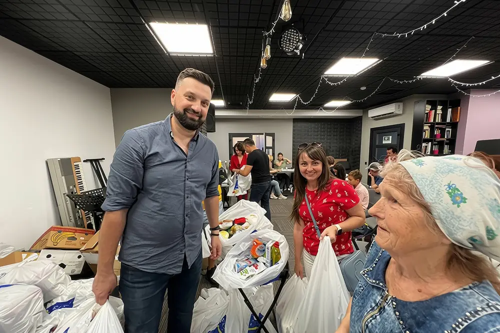 Команда фонду передає пакети з допомогою родинам