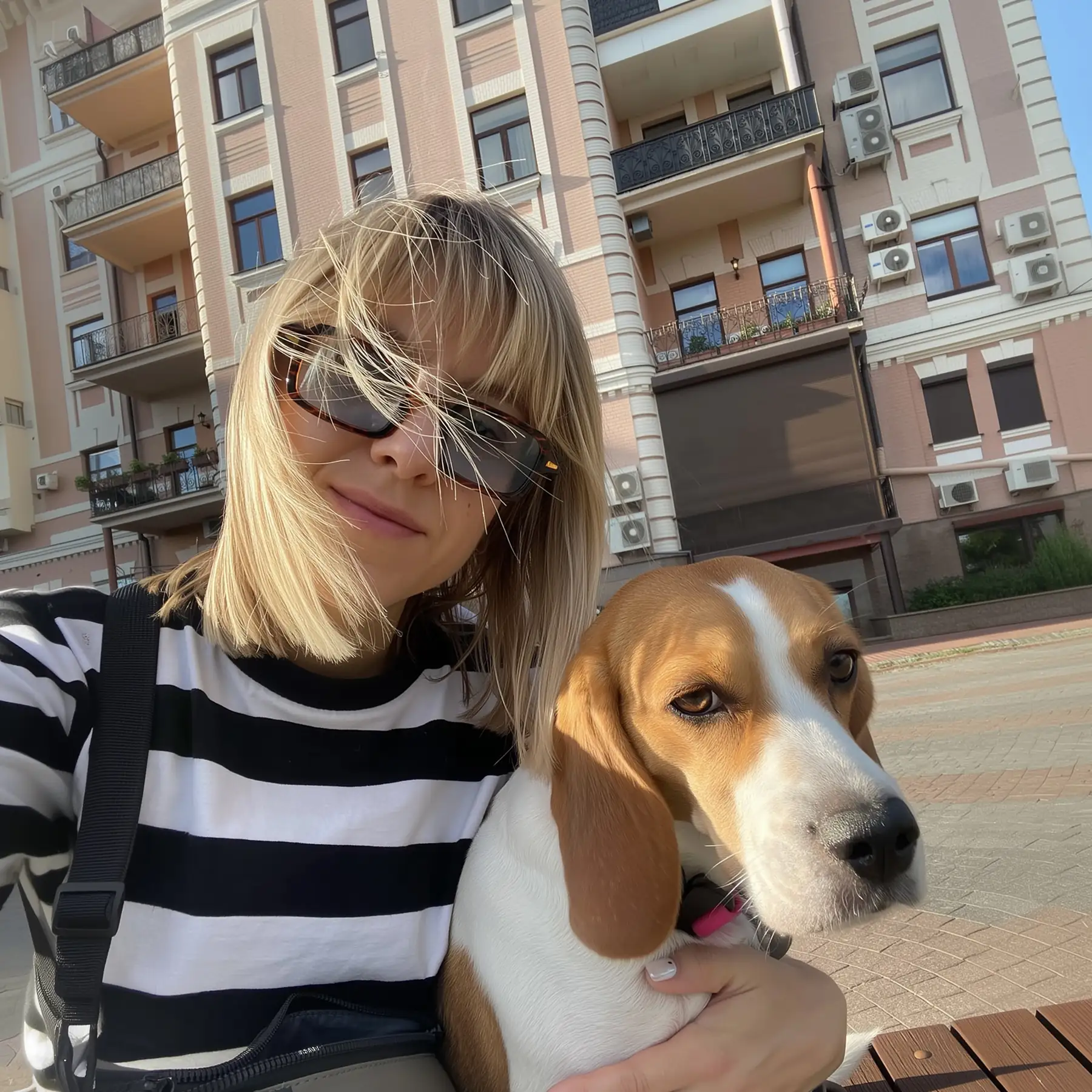 Дівчина з собакою під час прогулянки містом