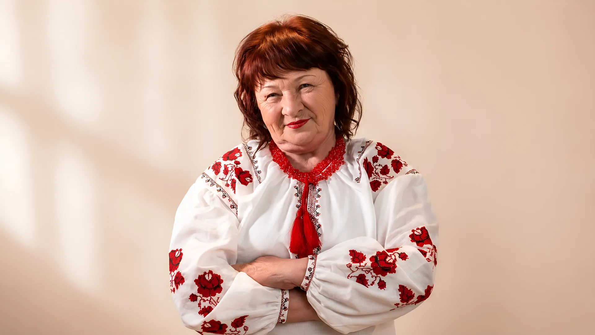 Учасниця проєкту «Краса без віку» в українській вишиванці