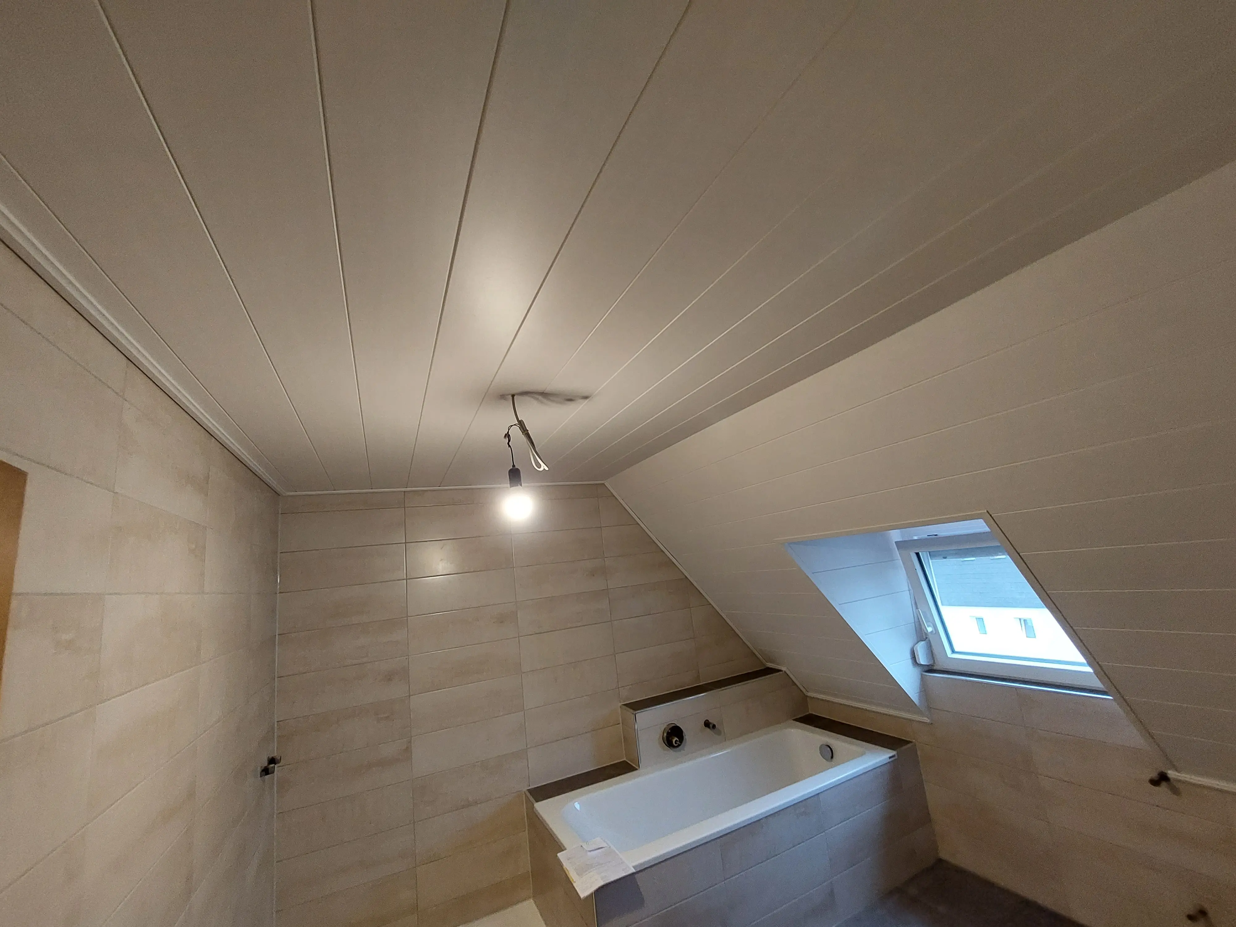 Badrenovierung mit moderner ter Hürne Holzdecke im Dachgeschoss eines Wohnhauses in Mannheim