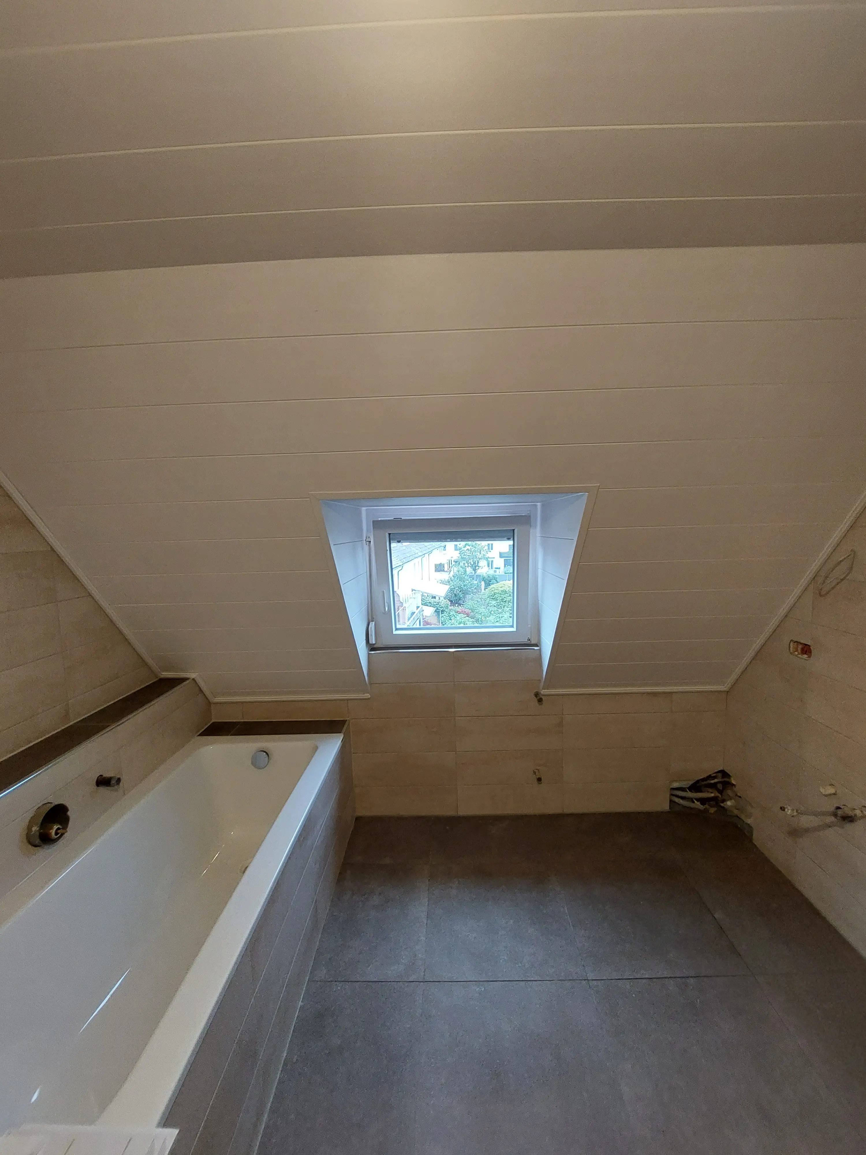 Modernisiertes Badezimmer im Dachgeschoss eines Wohnhauses in Mannheim nach der Renovierung