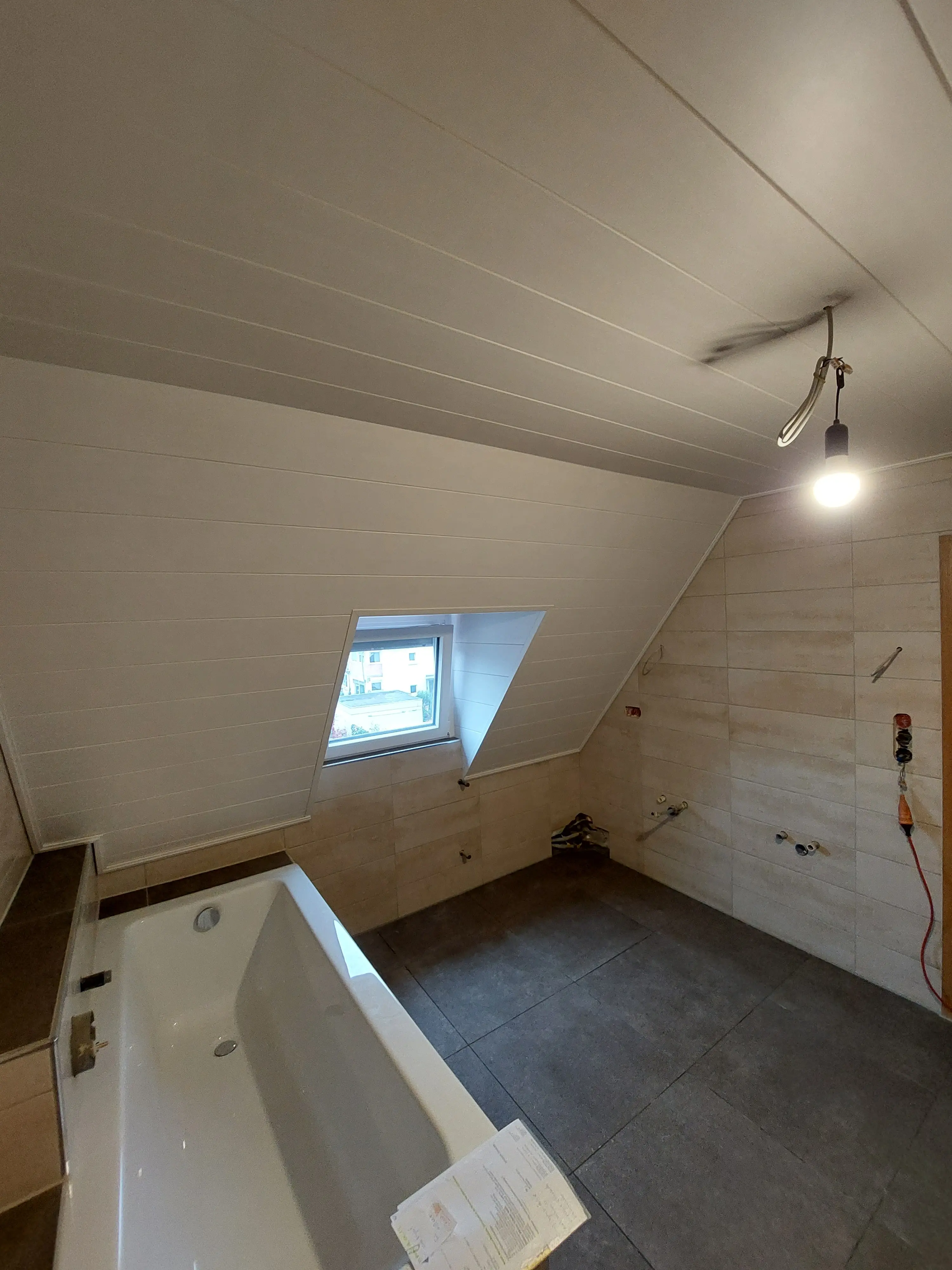 Gesamtansicht der neu montierten Holzdecke im Dachgeschoss eines Wohnhauses in Mannheim