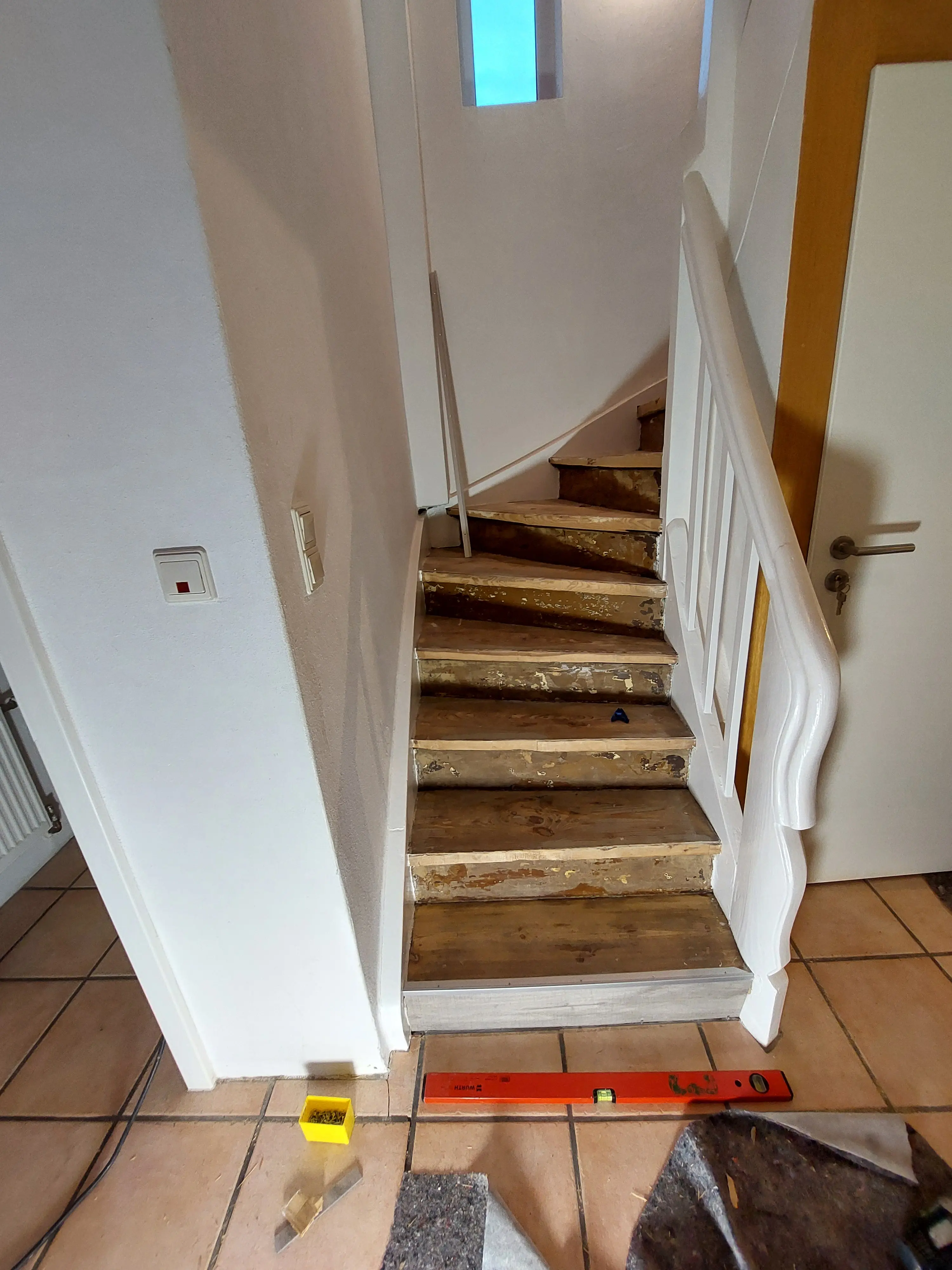 Alte Holztreppe vor der Neubelegung mit Vinyl im Eingangsbereich eines Wohnhauses in Mannheim