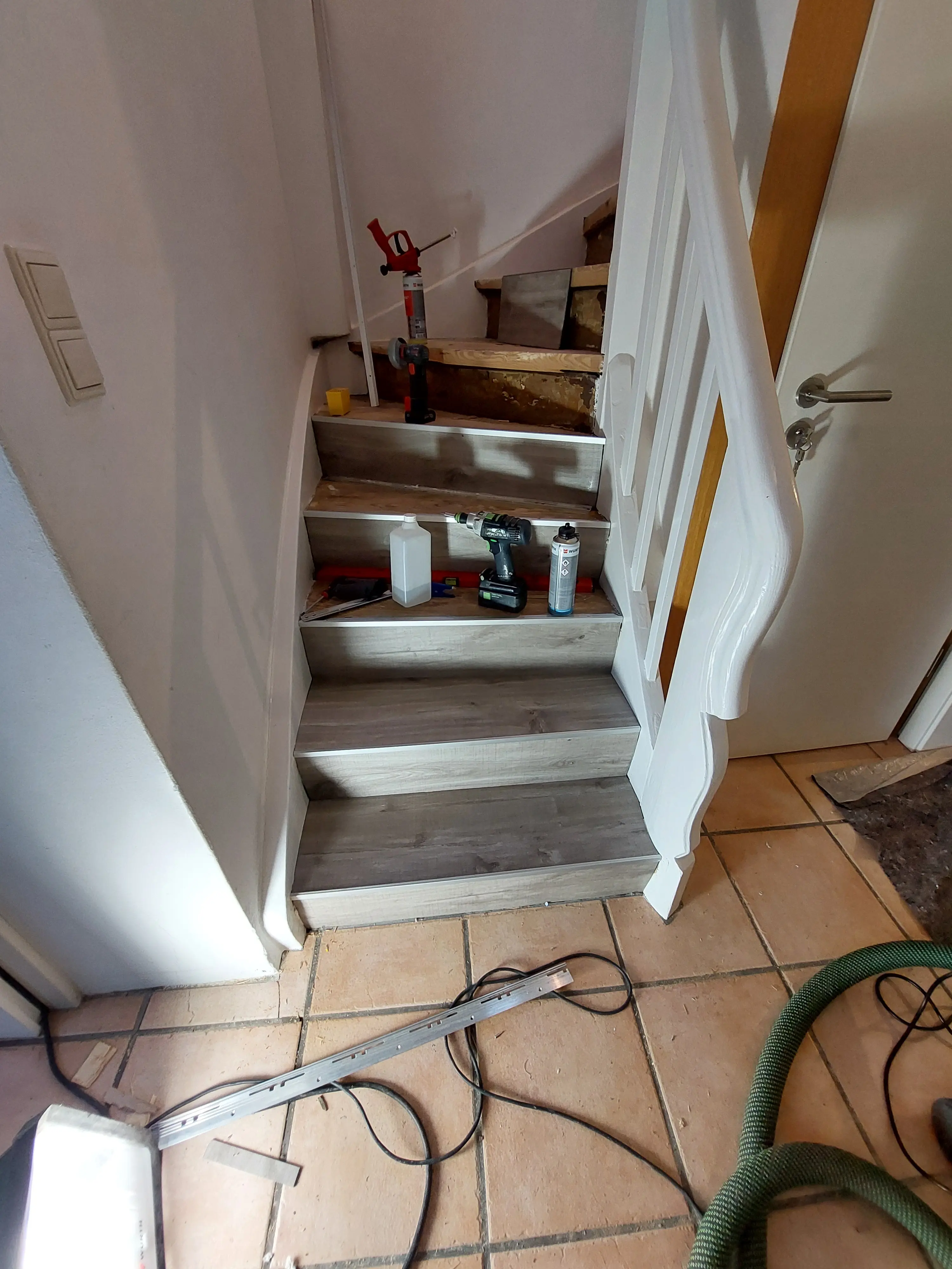 Vorbereitung einer alten Treppe für die Vinyl-Neubelegung während der Sanierung in Viernheim