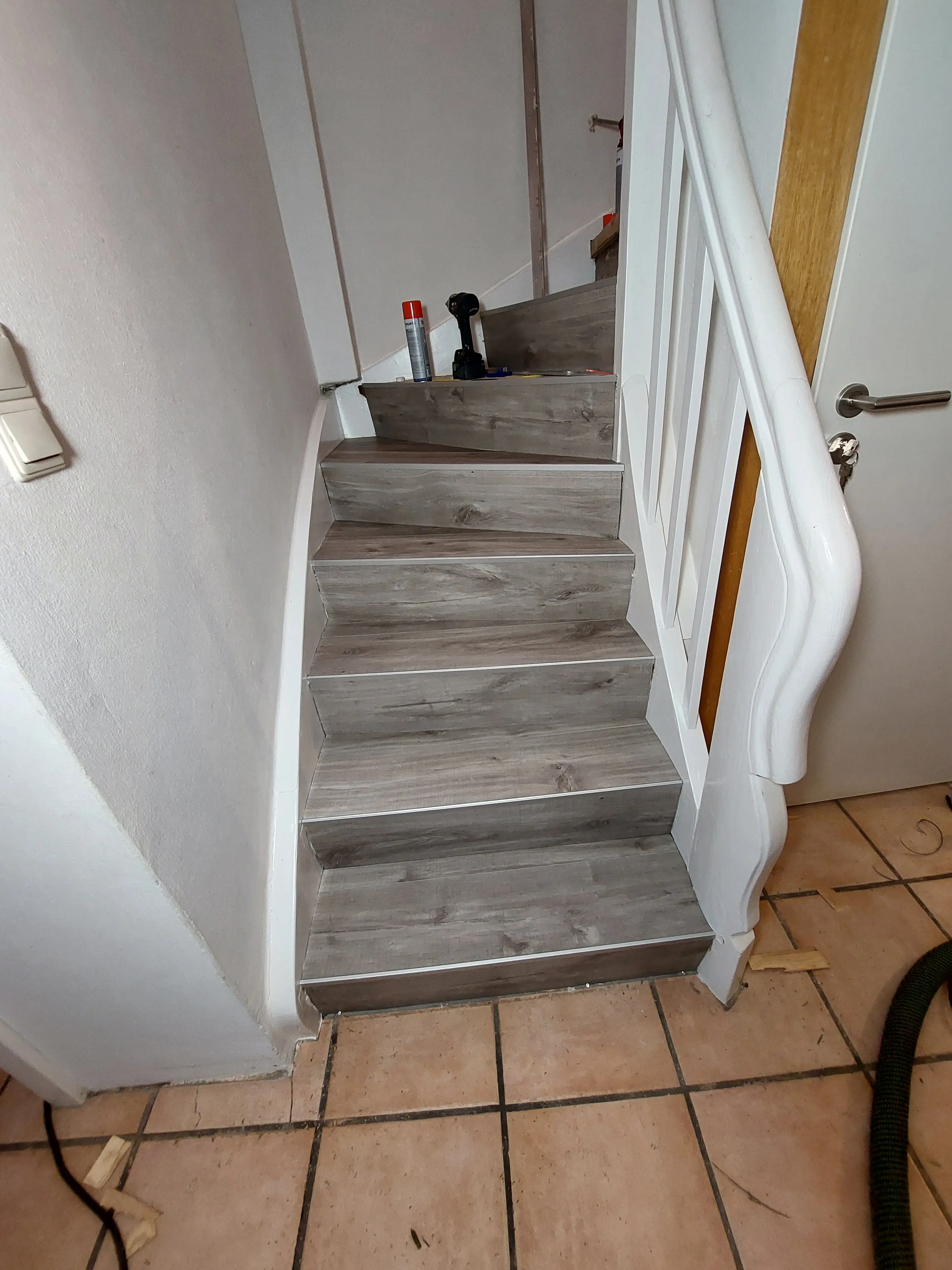 Fertig renovierte Treppe mit moderner Vinyl-Neubelegung in Holzoptik in Viernheim