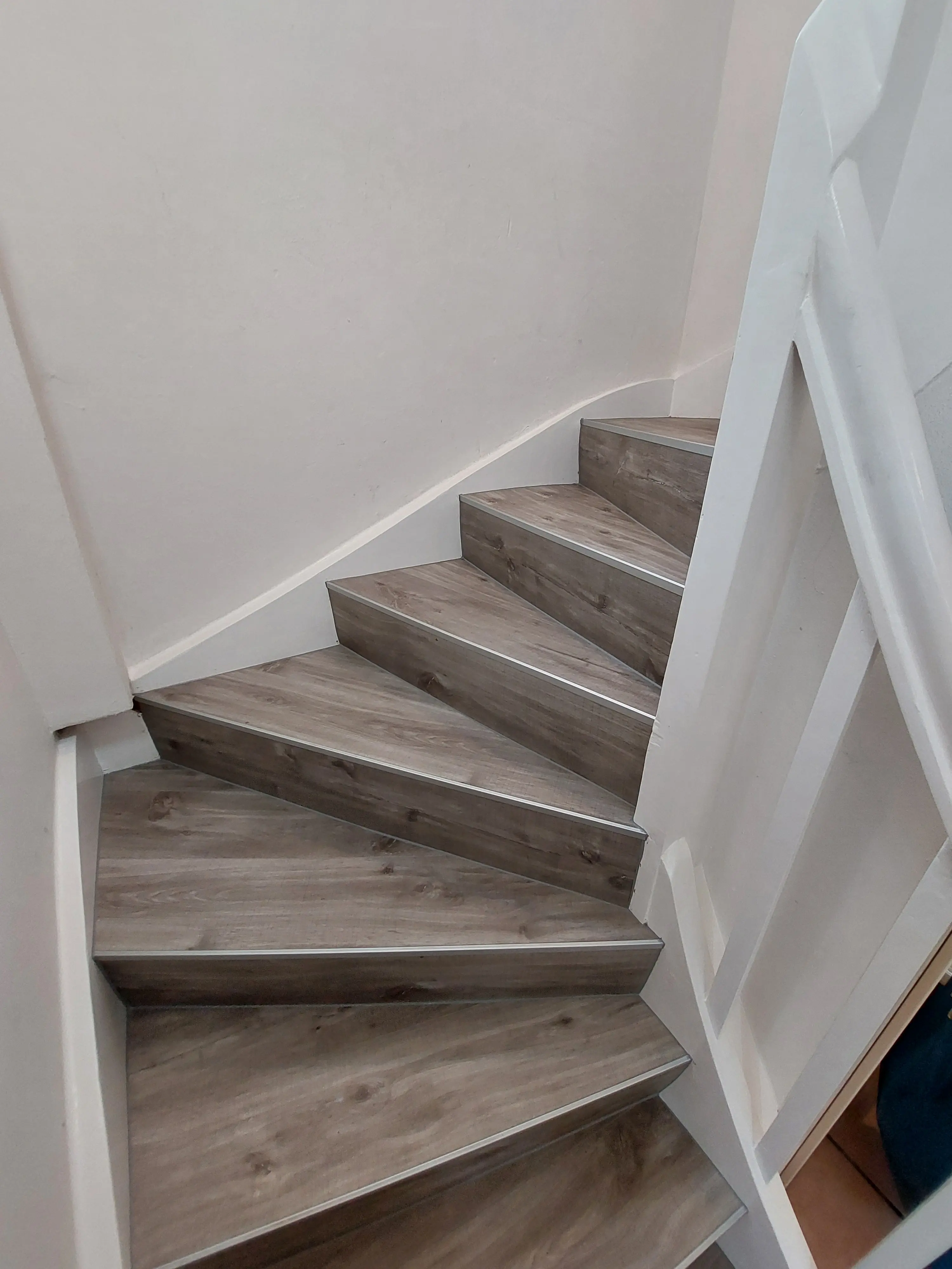 Seitenansicht der renovierten Treppe mit moderner Vinyl-Neubelegung in Viernheim