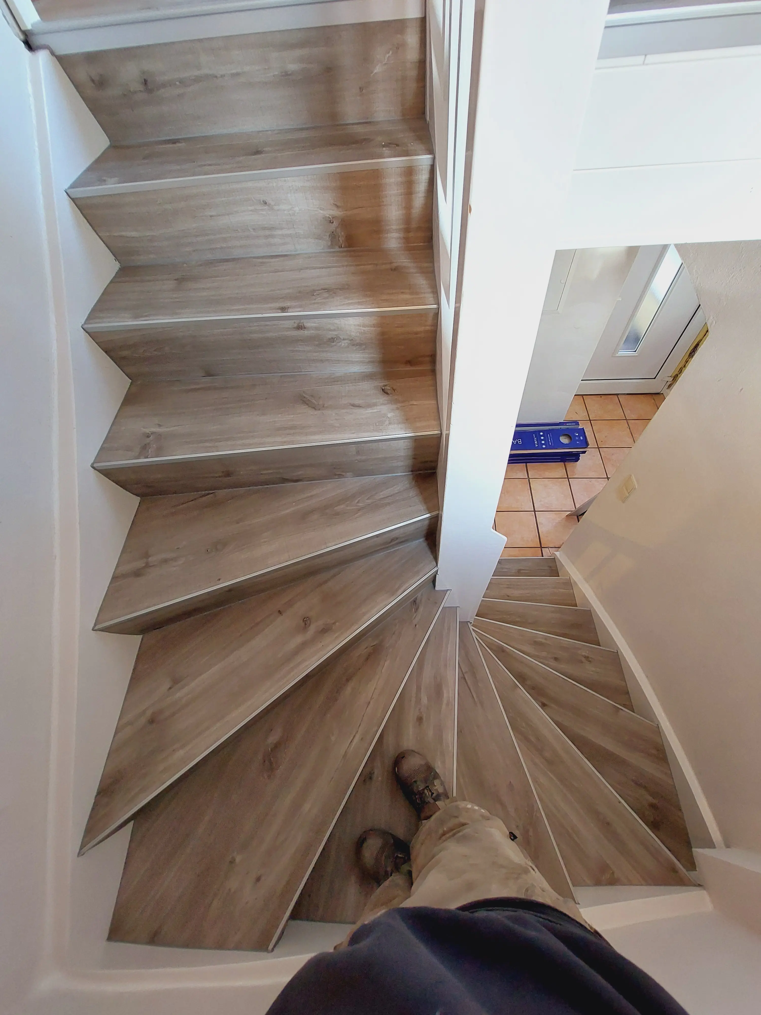 Viertelgewendelte Treppe mit moderner Vinyl-Treppenbelegung in heller Holzoptik in Viernheim