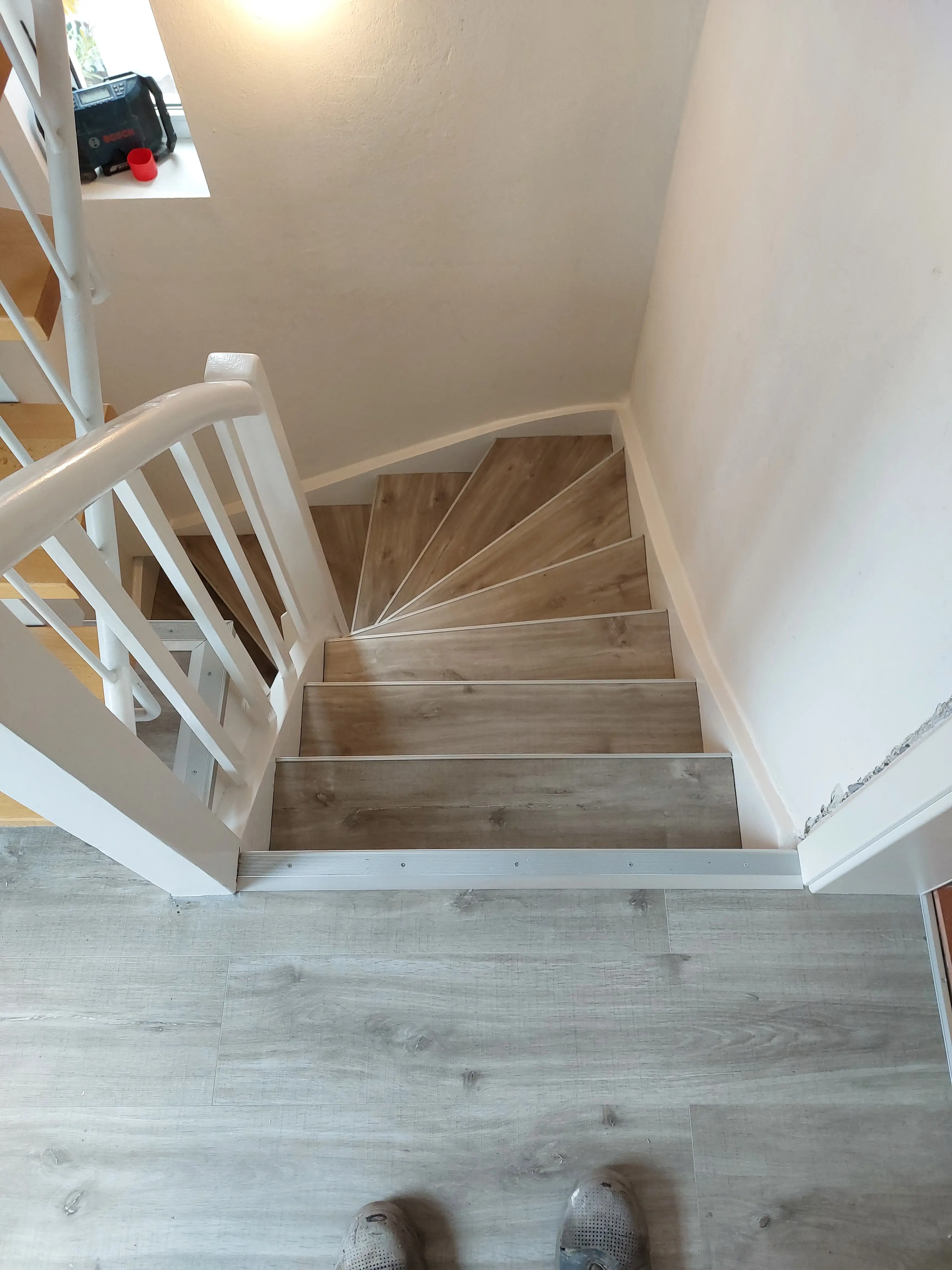 Renovierte Treppe mit moderner Vinylbelegung und heller Holzoptik in Viernheim