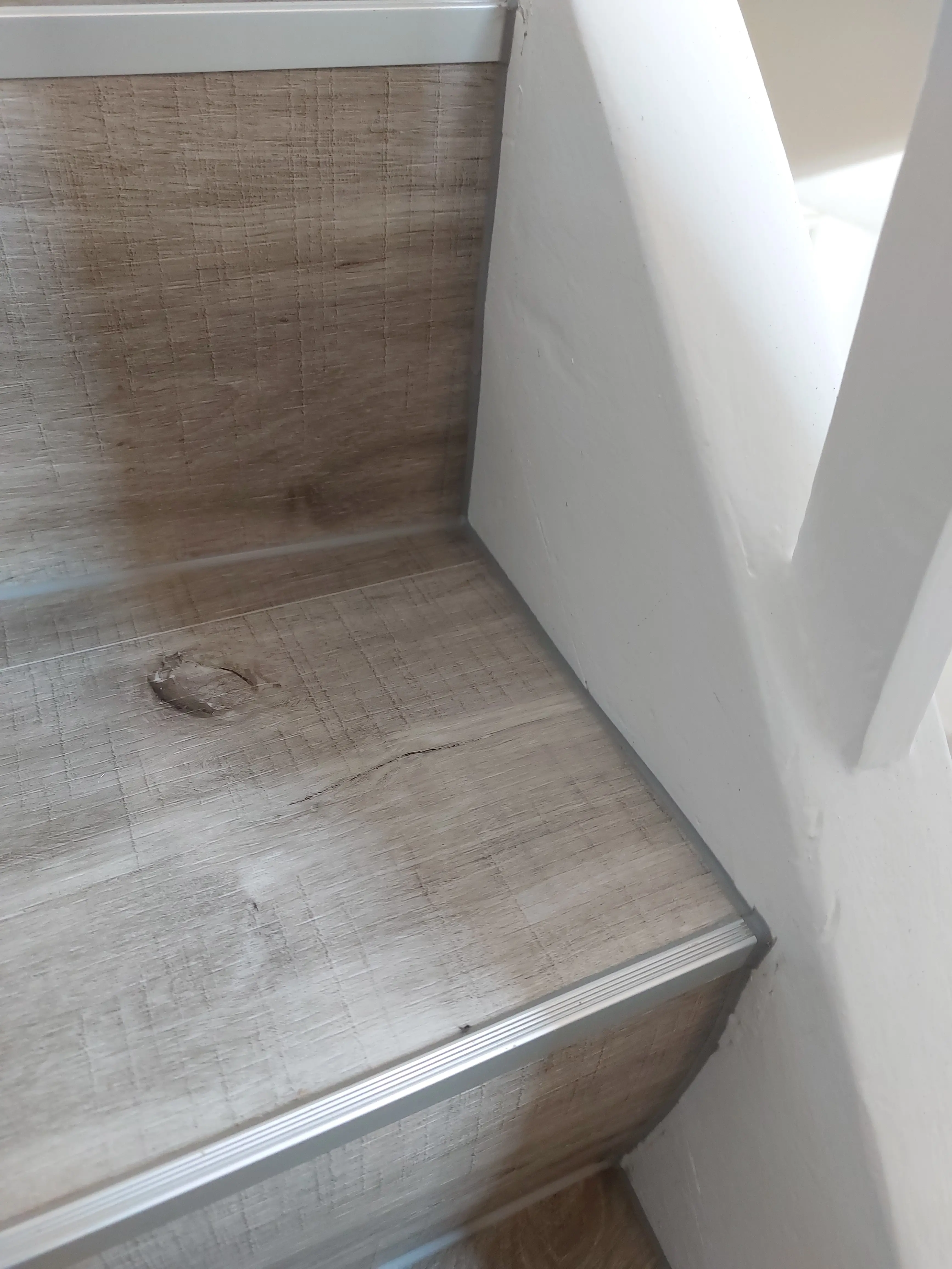 Detailaufnahme einer Vinyl-Treppenstufe mit sauberem Abschluss und heller Holzoptik in Viernheim