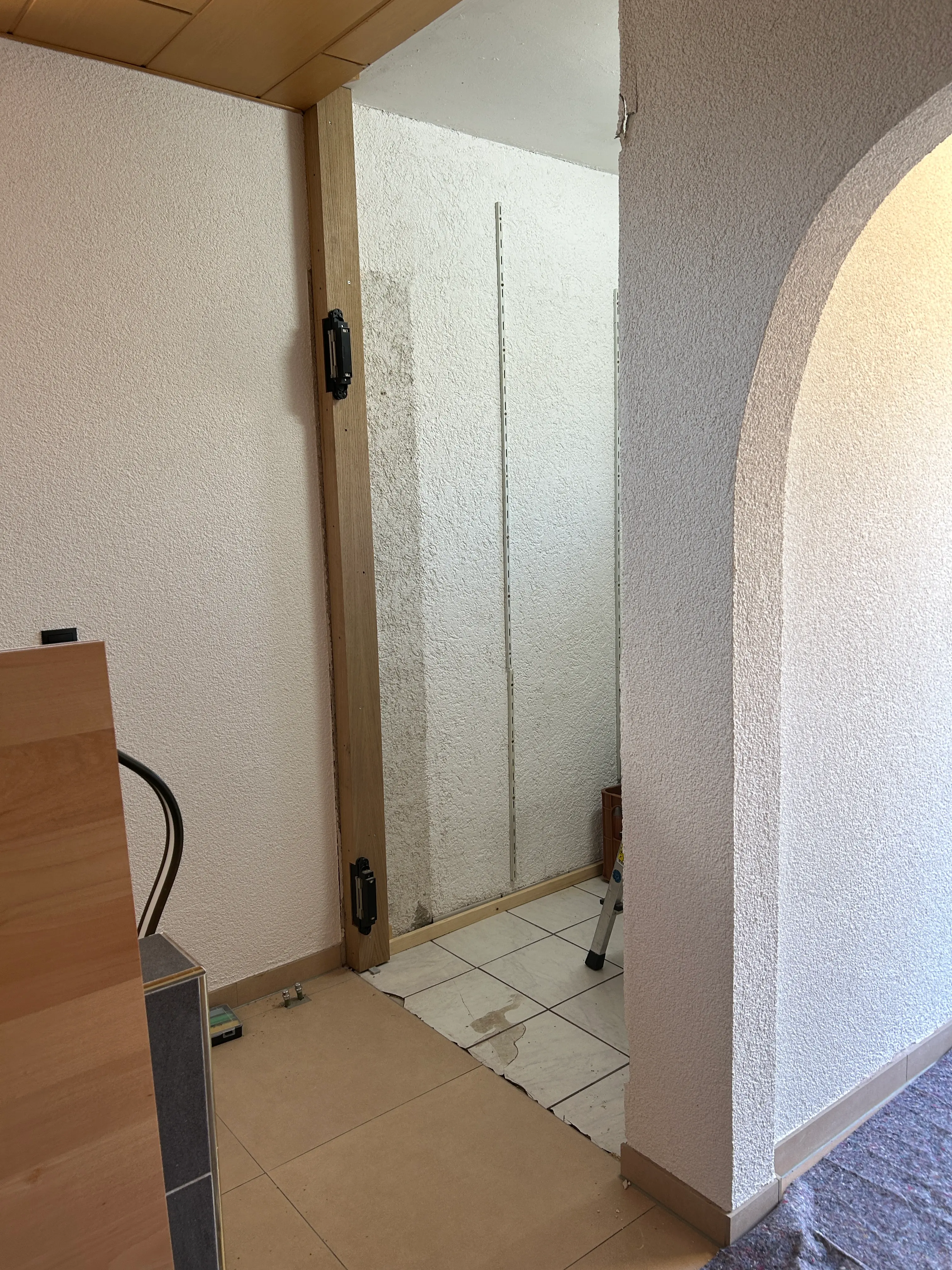 Vorbereitung der Kammeröffnung für den maßgefertigten Drehschrank in Mannheim
