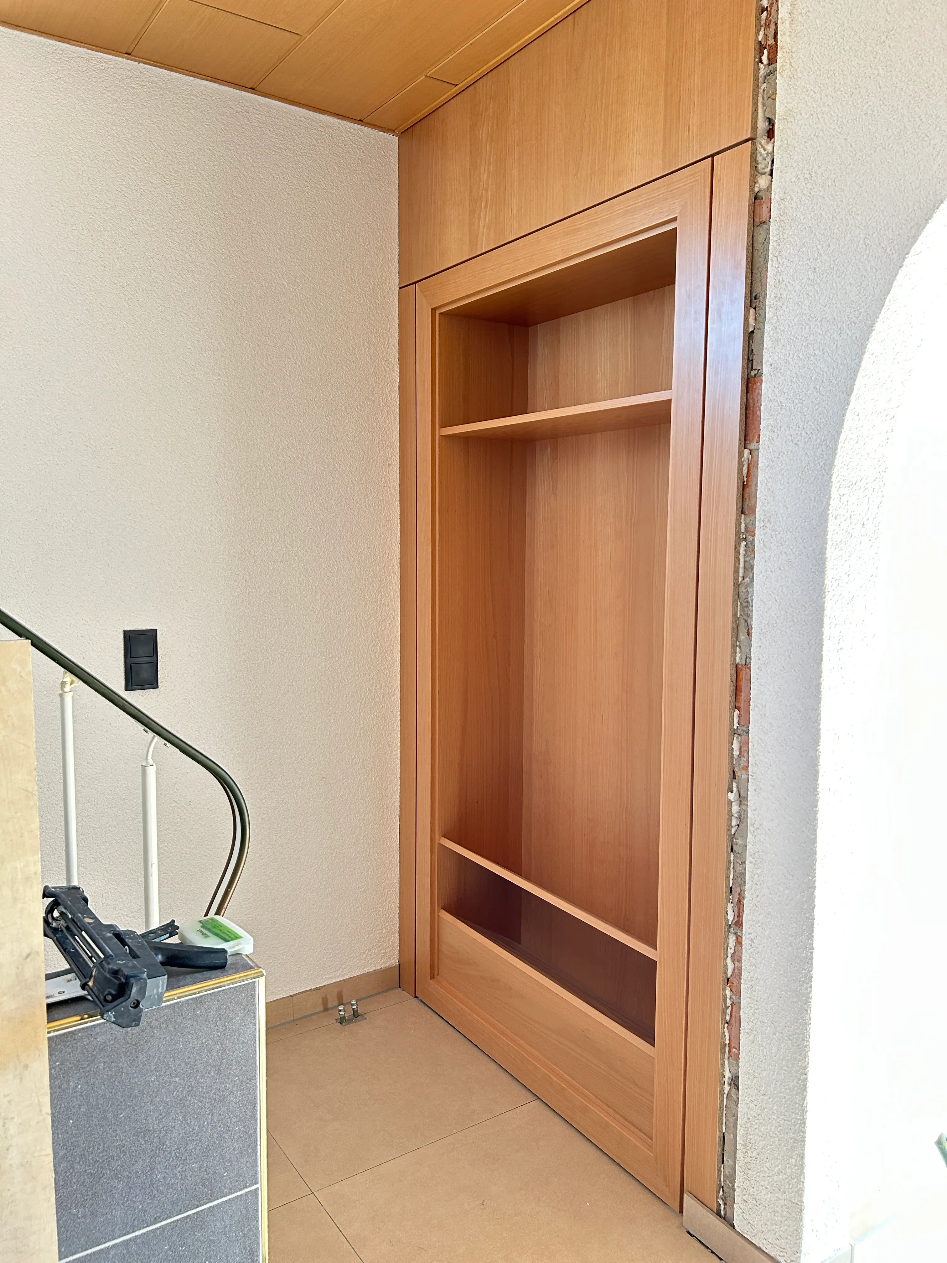 Maßgefertigtes Drehmöbel mit verstecktem Zugang zur Kammer in Mannheim in moderner Holzoptik