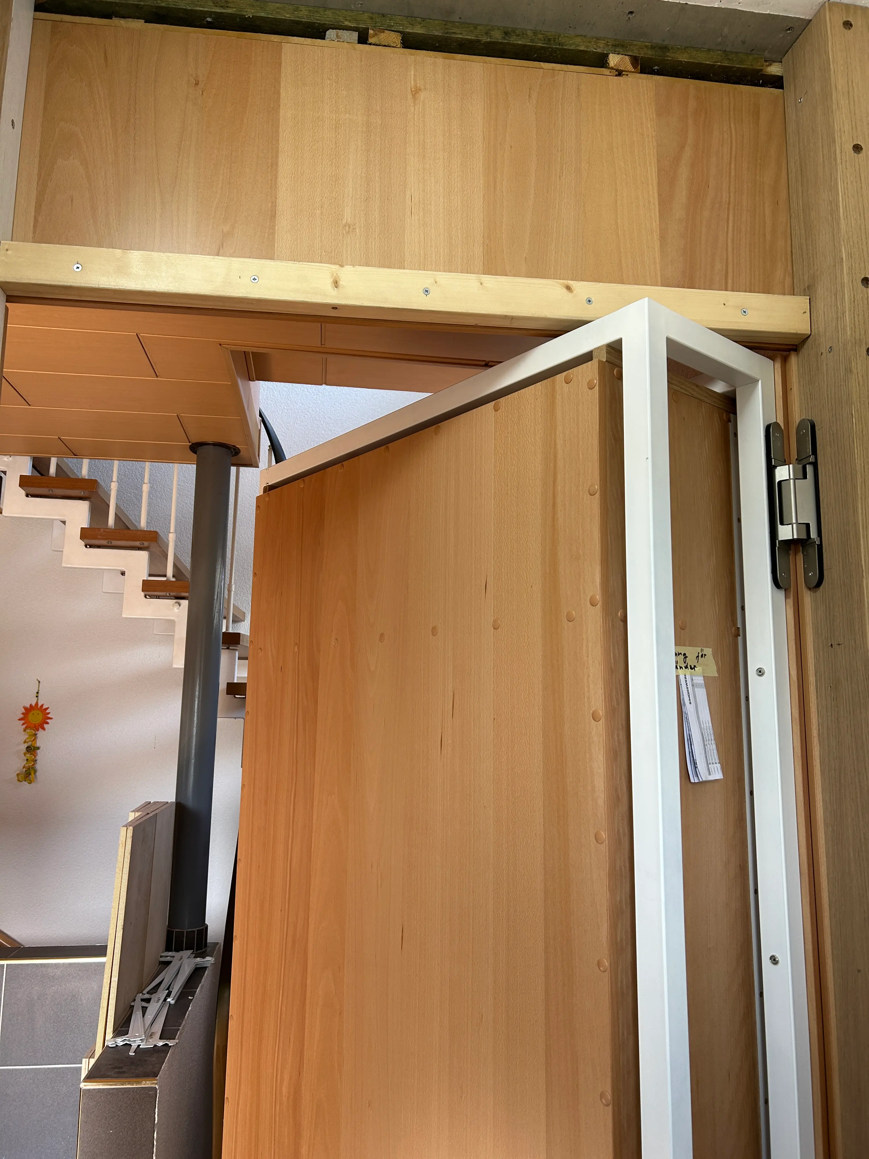 Seitenansicht der drehbaren Schrankkonstruktion in Mannheim