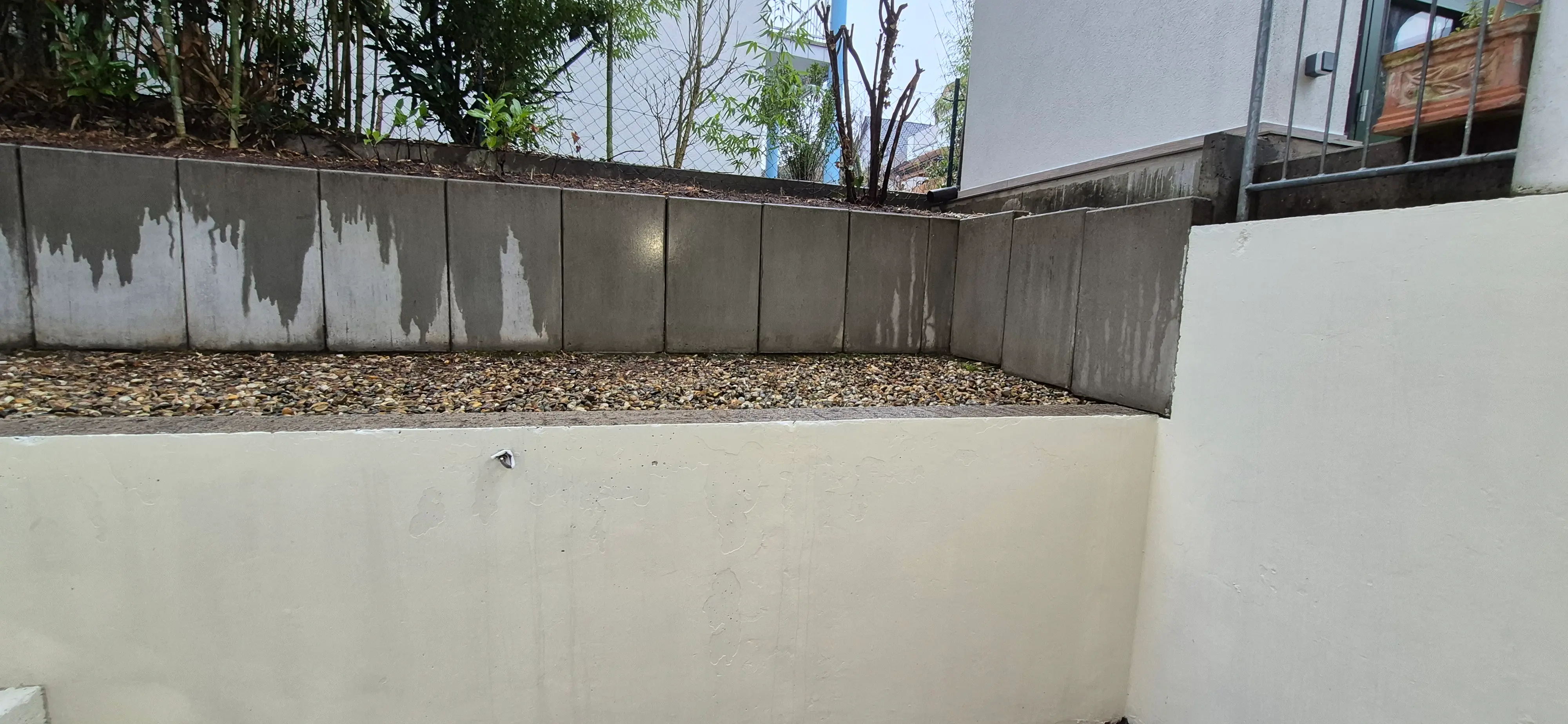 Ausgangssituation des Gartens vor dem Bau der Bangkirai-Holzterrasse in Sandhausen