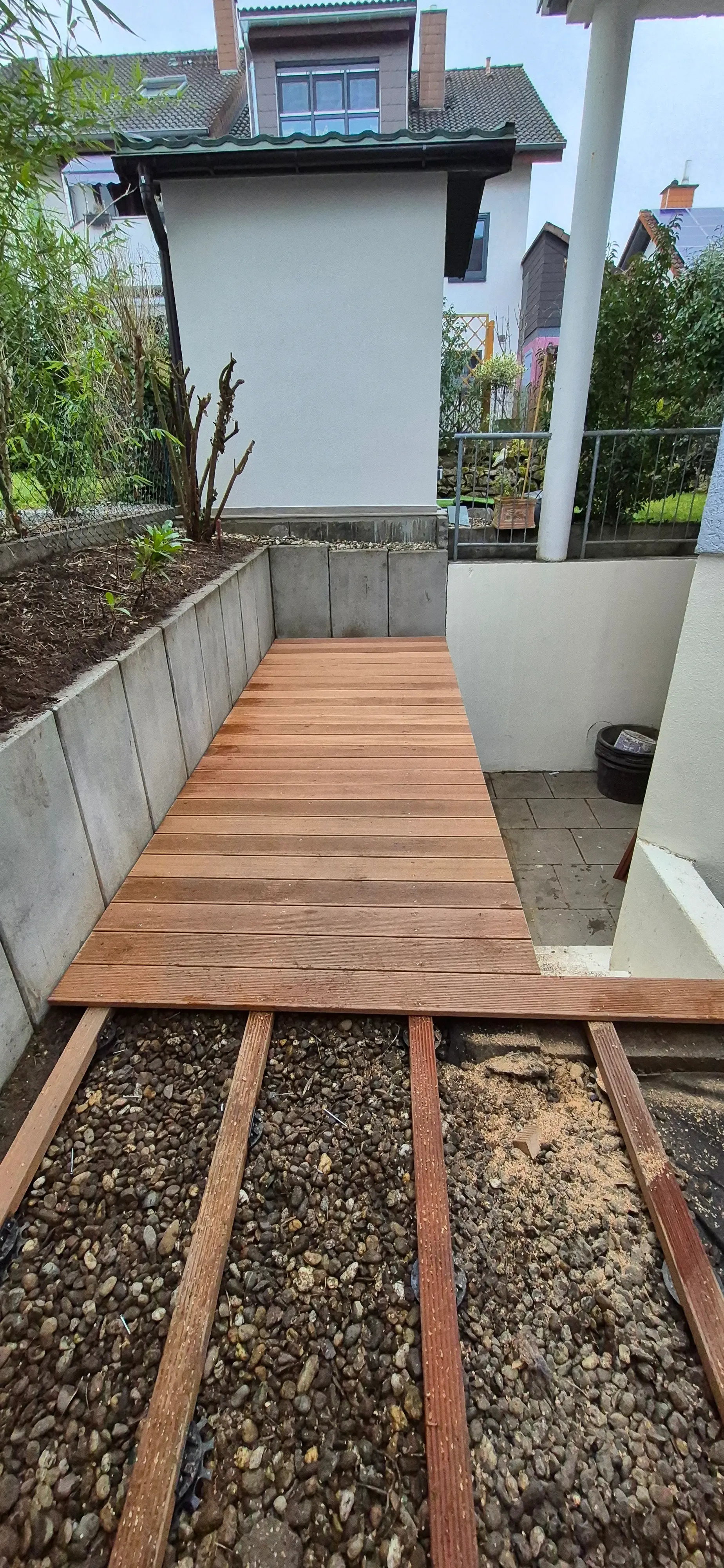 Verlegung der Bangkirai-Dielen auf der neuen Terrassen-Unterkonstruktion in Sandhausen