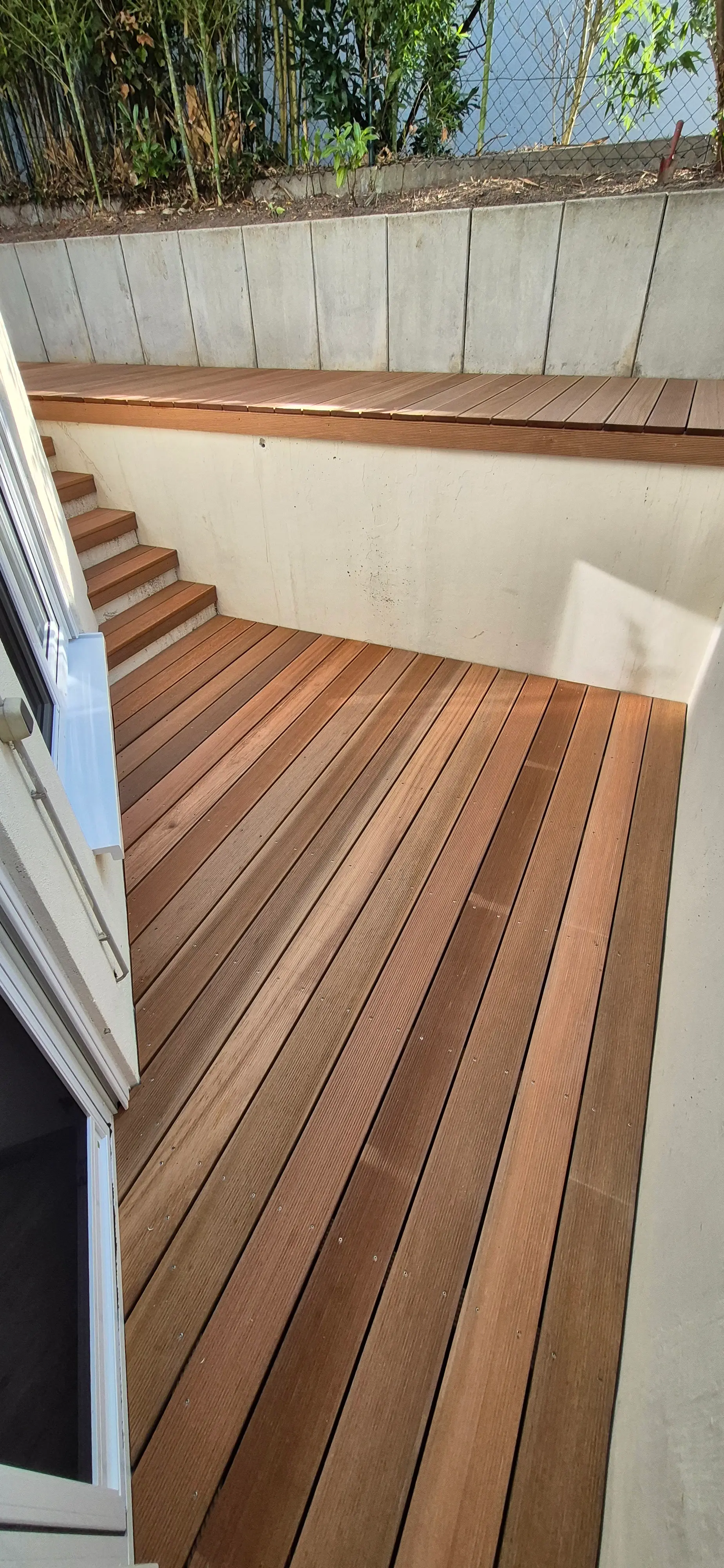 Fertig montierte Bangkirai-Terrasse mit mehreren Ebenen im Garten in Sandhausen