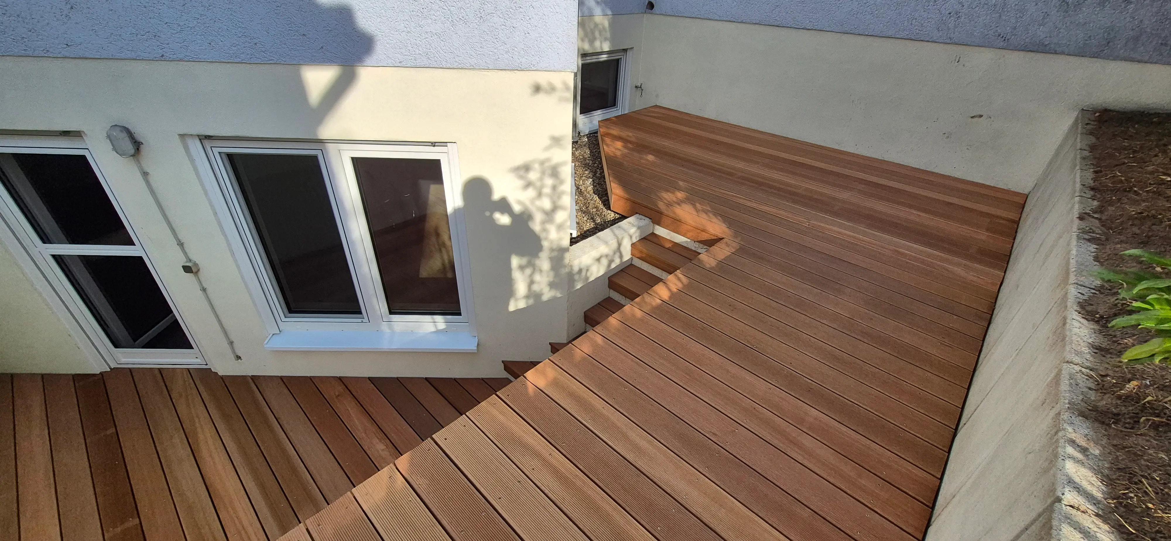 Obere Ebene der neuen Bangkirai-Terrasse mit integrierter Treppenlösung in Sandhausen