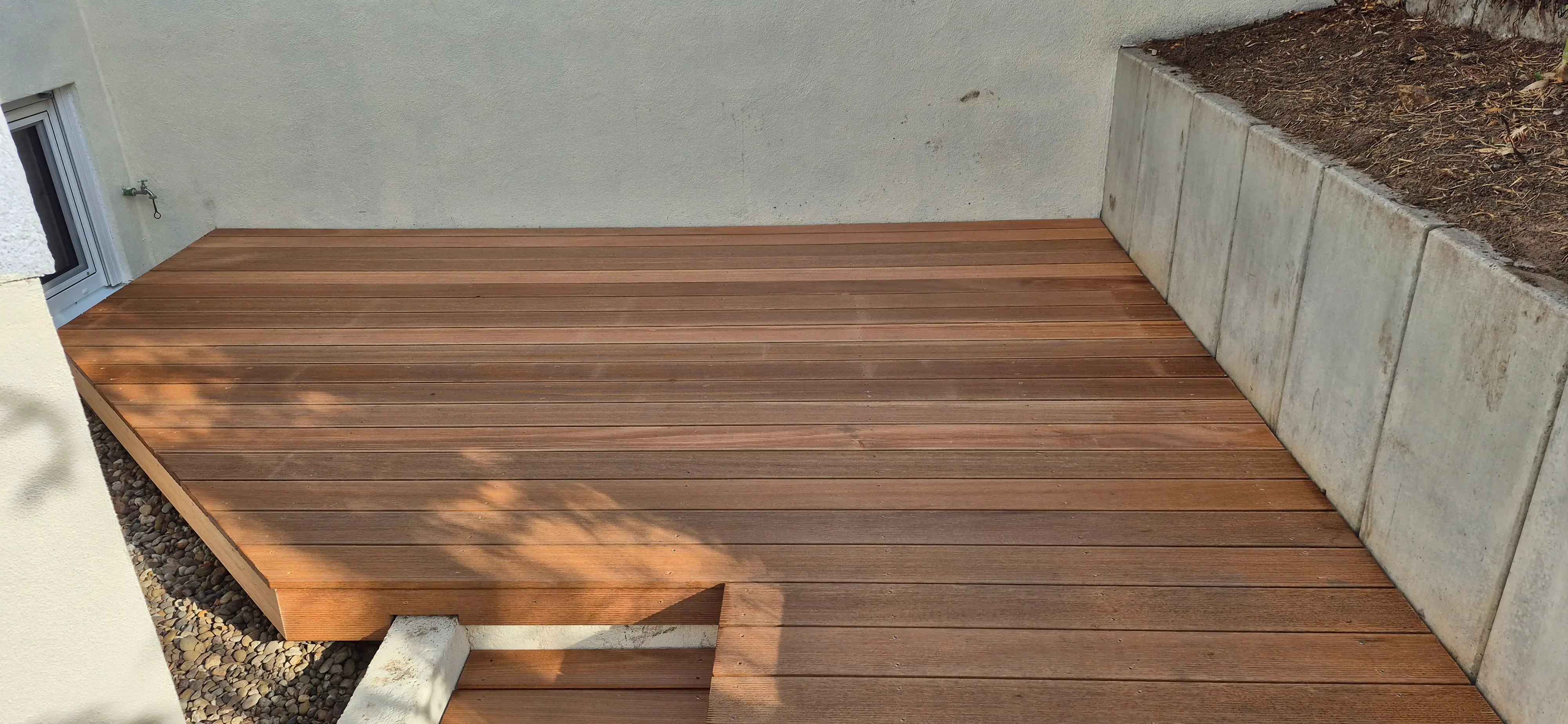 Obere Terrassenebene aus geöltem Bangkirai-Holz mit klaren Linien und moderner Podestfläche in Sandhausen