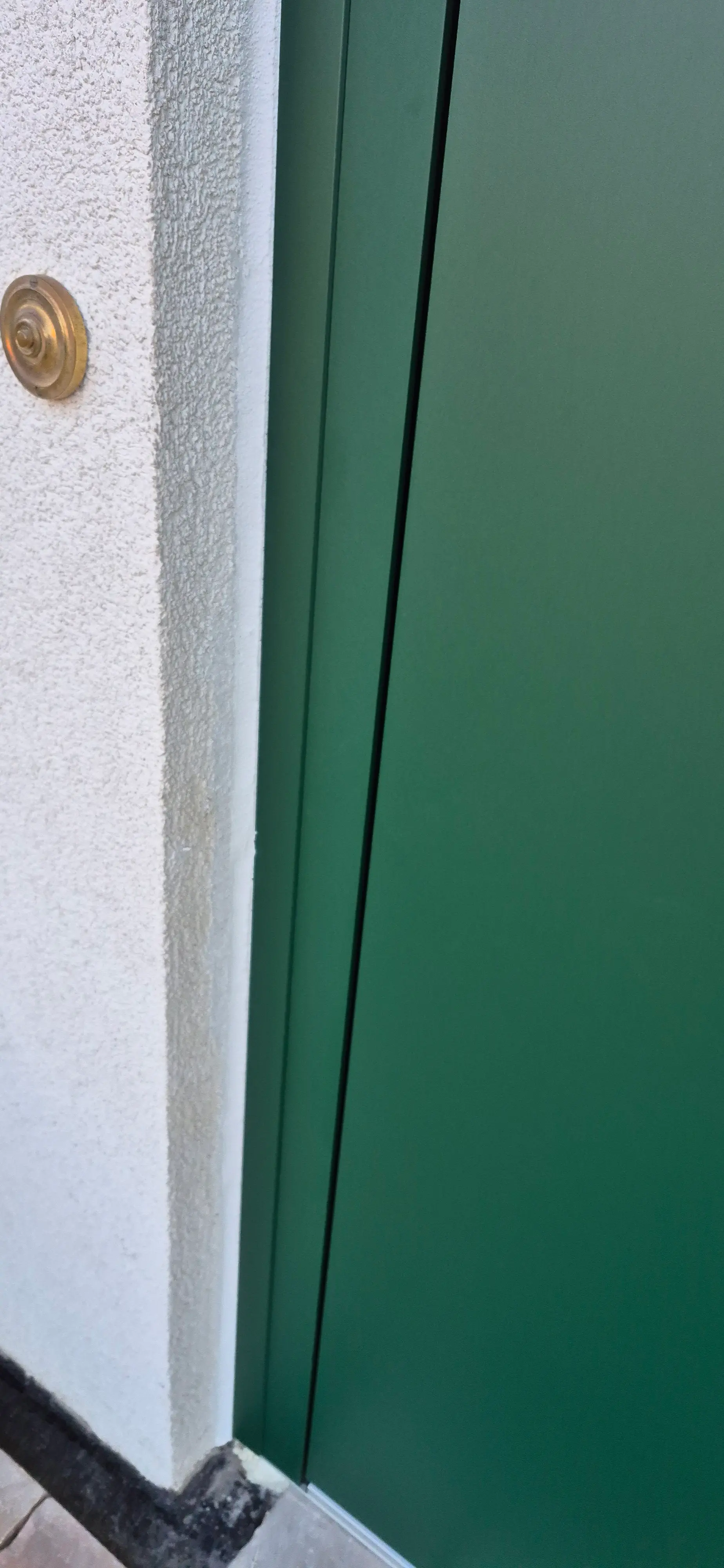 Detailaufnahme des grünen Aluminium-Haustürrahmens mit präziser Verarbeitung in Viernheim