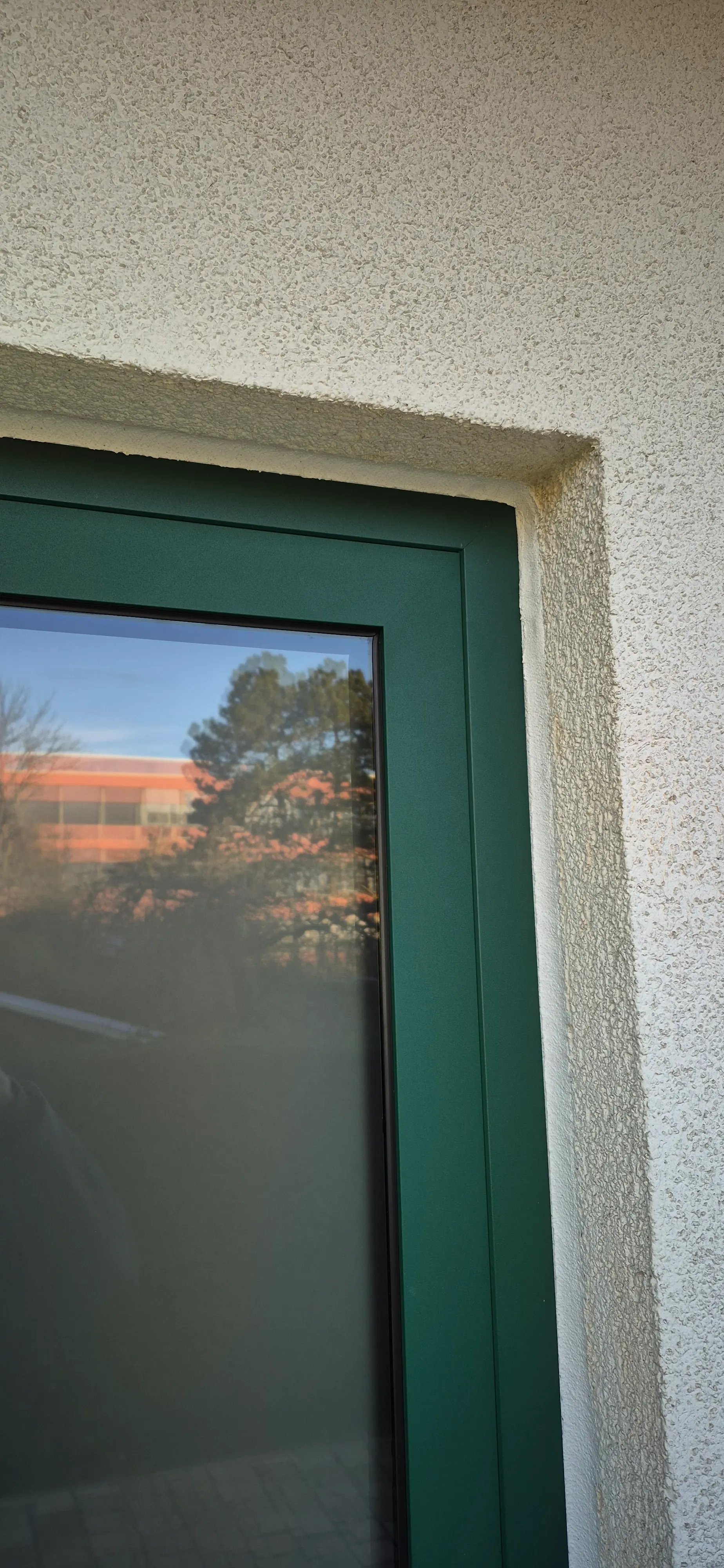 Detailaufnahme der oberen Rahmenecke einer modernen grünen Aluminium-Haustür in Viernheim