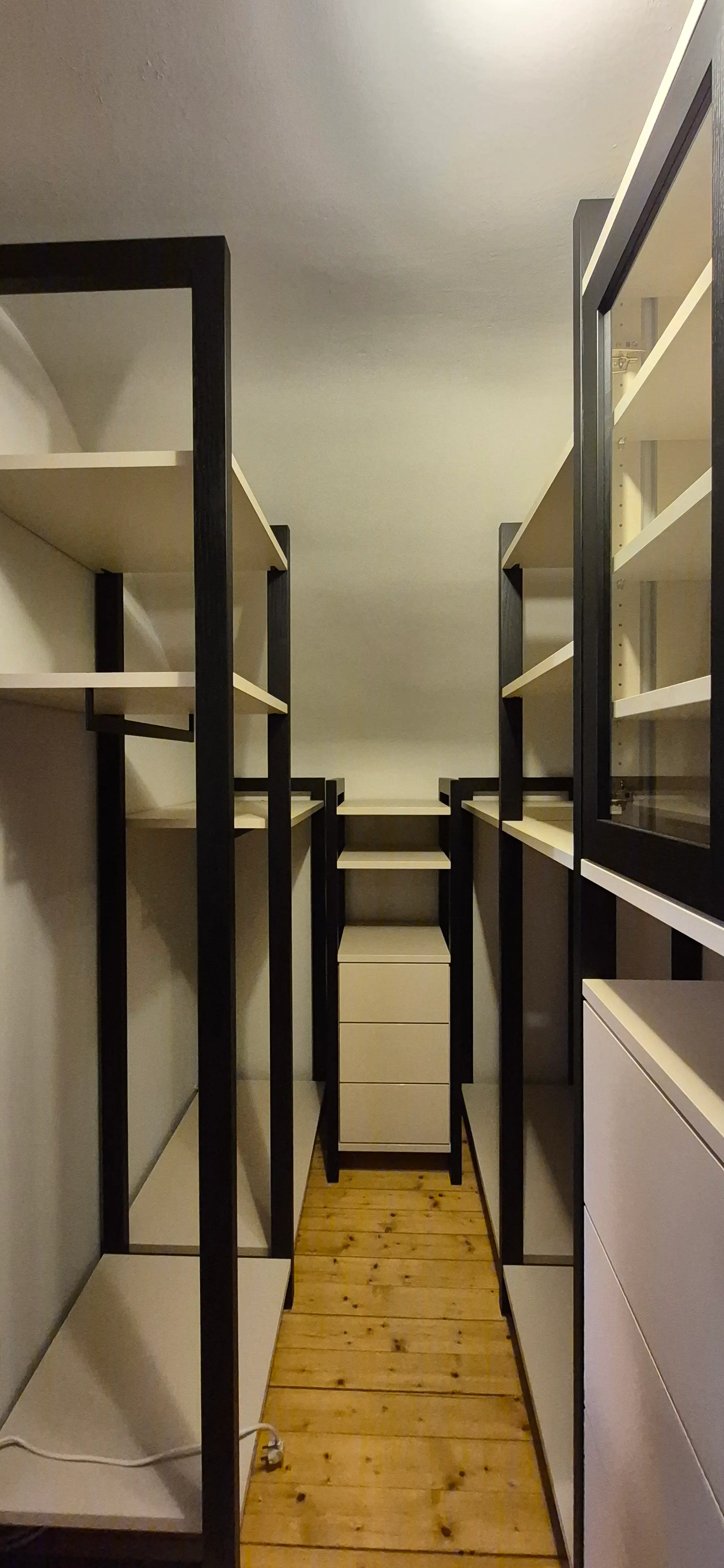 Offenes Ankleidezimmer im Boutique-Stil mit maßgefertigtem Regalsystem und Schubladenlösung