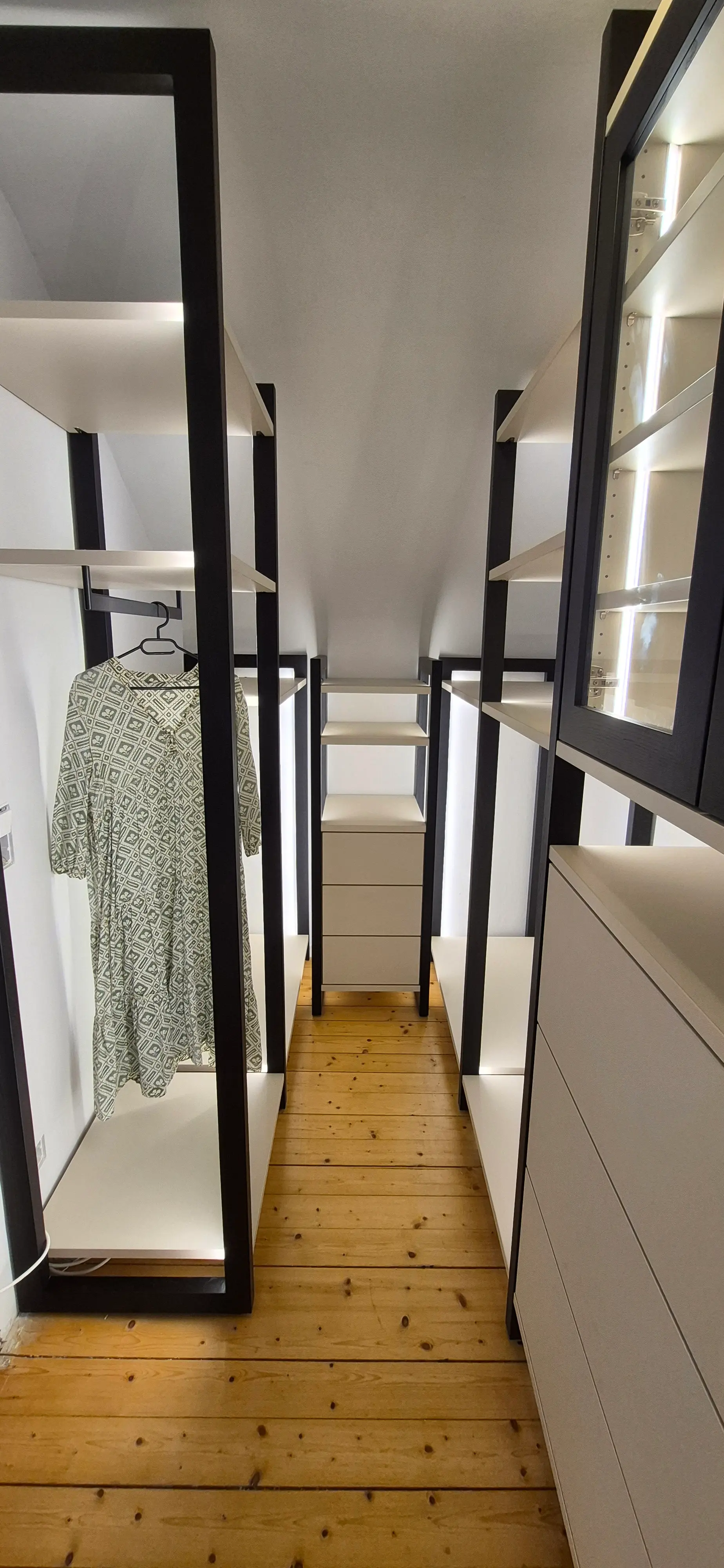 Offenes Ankleidezimmer mit LED-Beleuchtung und maßgefertigtem Regalsystem in Viernheim