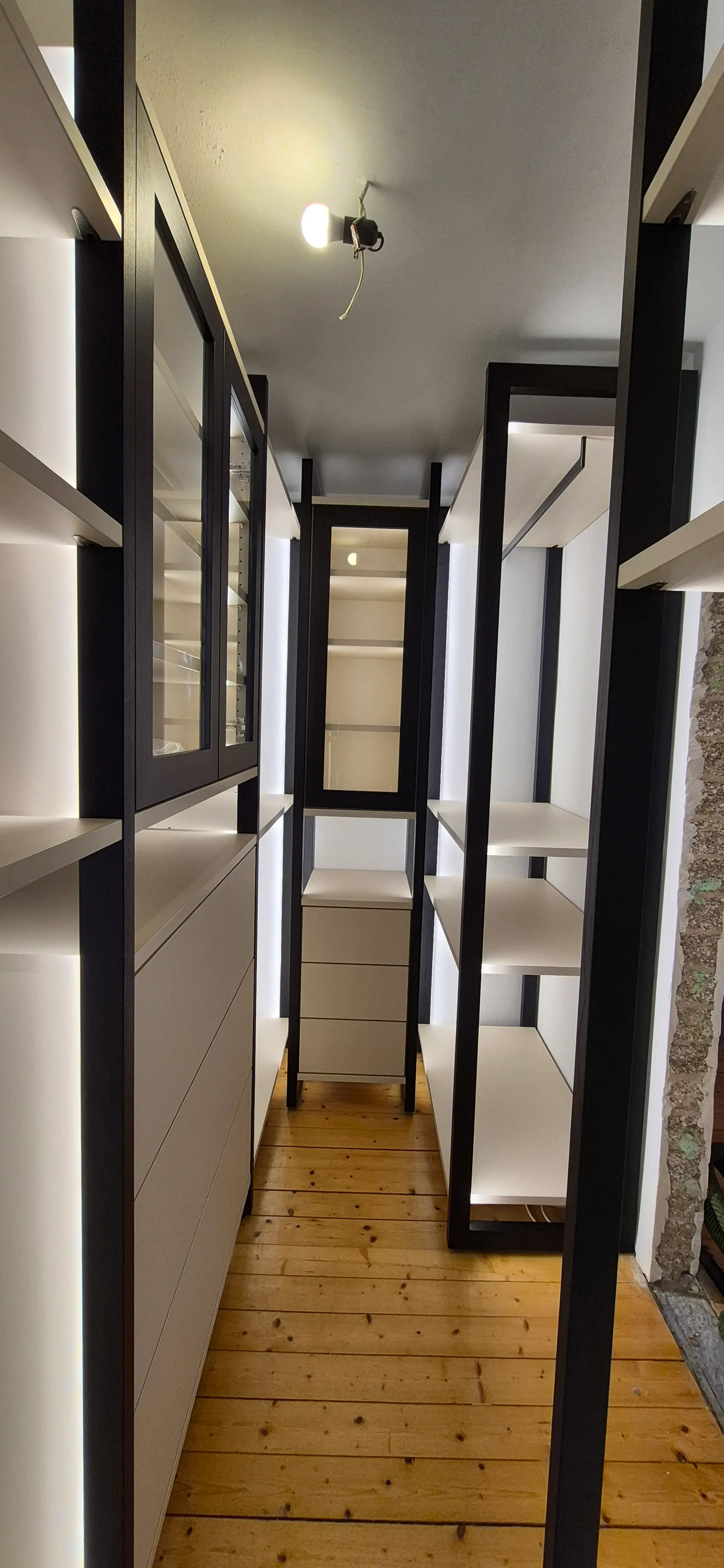 Exklusives Ankleidezimmer in Viernheim mit beleuchteter Glasvitrine, offenen Regalen und maßgefertigten Schubladen