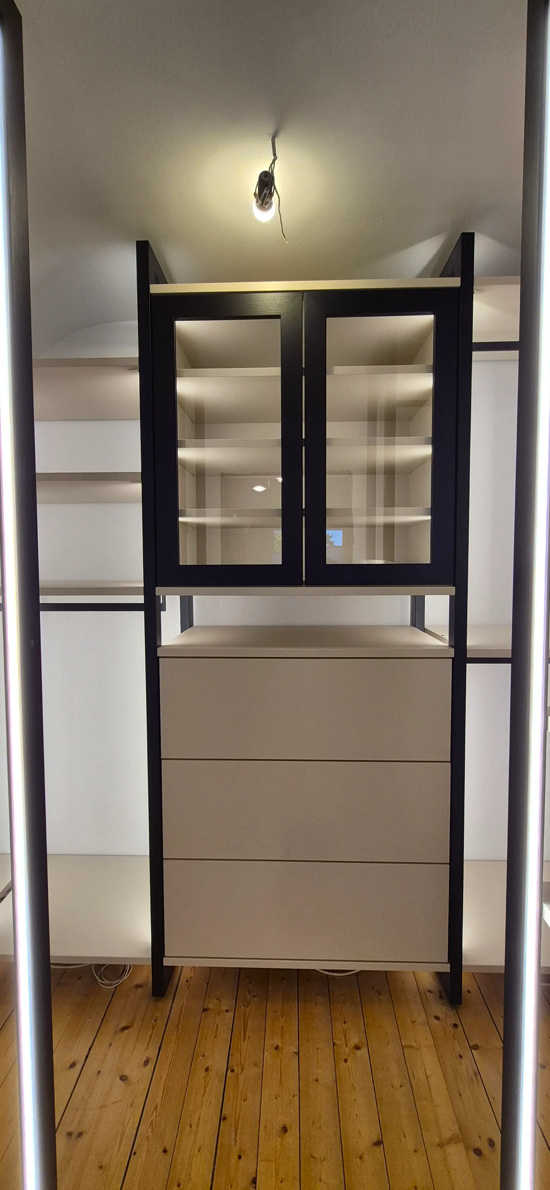 Maßgefertigtes Ankleidezimmer in Viernheim mit Glasvitrine, Schubladen und integrierter LED-Beleuchtung